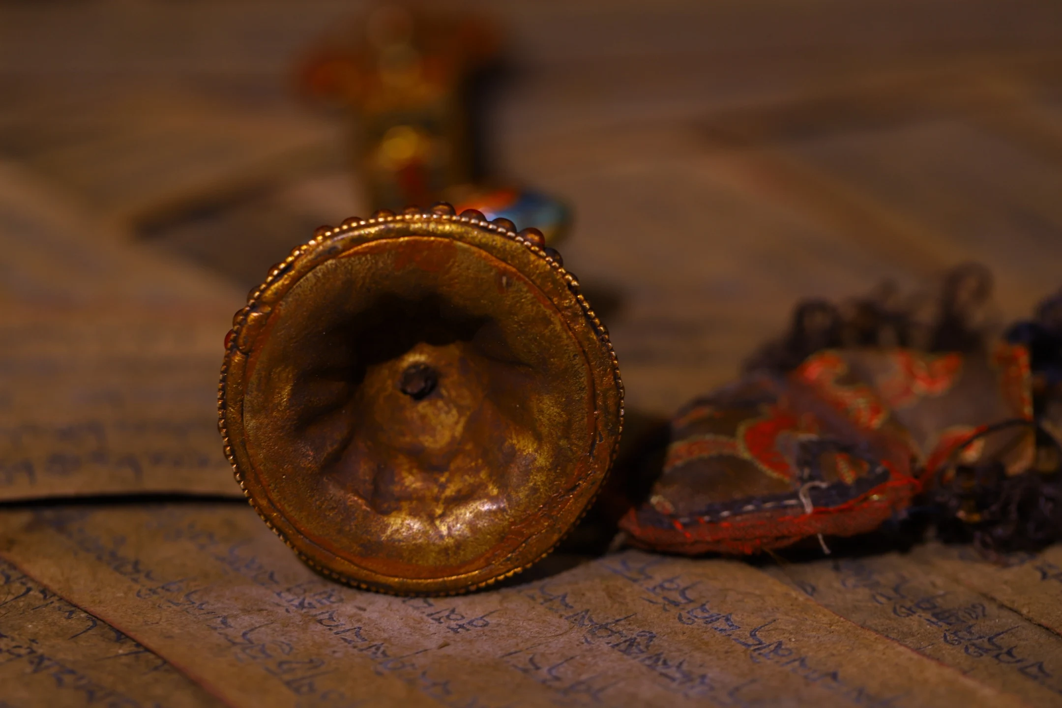 13"Old Lima Bronze Painted Mosaic Gem gZi Beads Shell Wisdom Sword Dragon head handle Sword Vajra Amulet Worship Hall
13"Old Lima Bronze Painted Mosaic Gem gZi Beads Shell Wisdom Sword Dragon head handle Sword Vajra Amulet Worship Hall