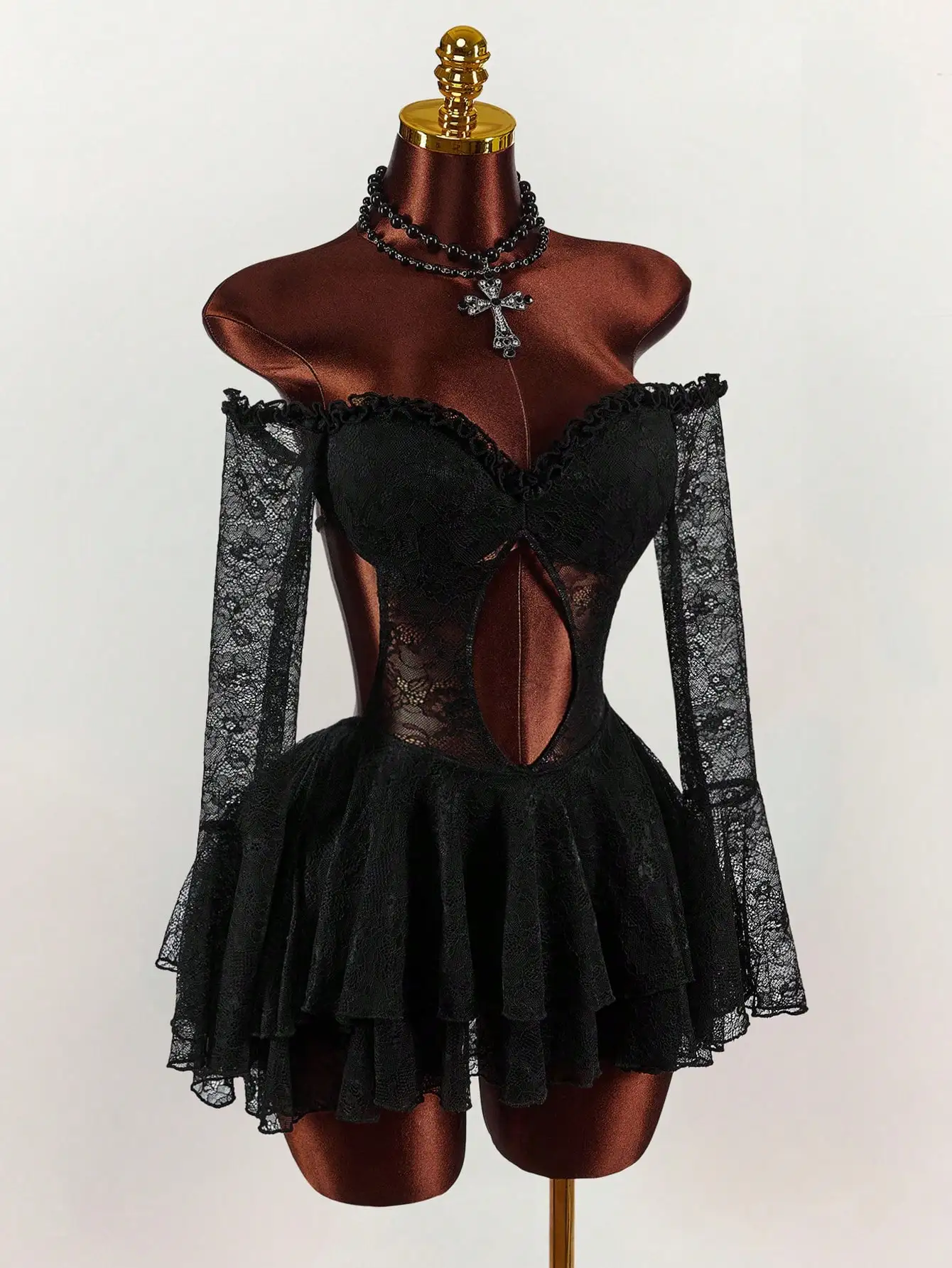 Черное кружевное мини-платье с открытыми плечами, прозрачными рукавами и вырезами
Черное кружевное мини-платье с открытыми плечами, прозрачными рукавами и вырезами