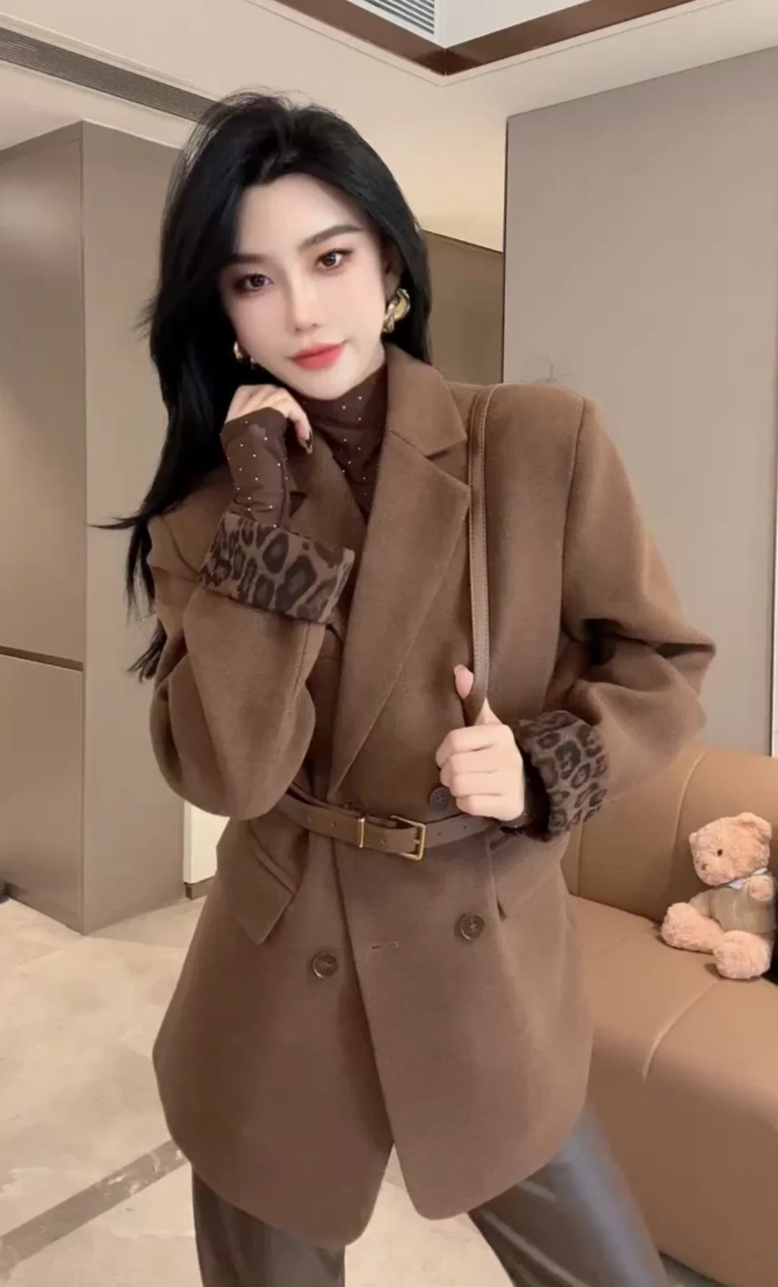 Vintage Stitching Leopard Print Cuff Women's Woolen Suit Jacket 2024 Winter High-end Elegant Waisted Thickened Quilted Coat top
Vintage Stitching Leopard Print Cuff Women's Woolen Suit Jacket 2024 Winter High-end Elegant Waisted Thickened Quilted Coat top