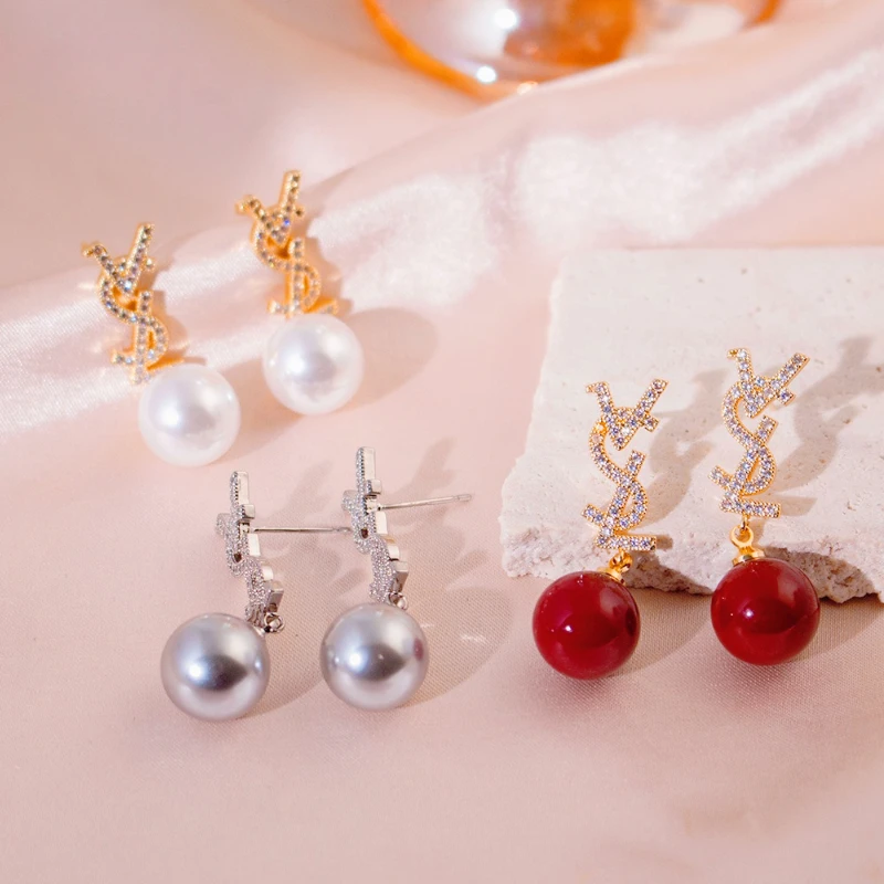 Серьги-гвоздики с цирконами в европейском и американском стиле, легкие роскошные и универсальные серьги, французские высококачественные серьги для девочек
Серьги-гвоздики с цирконами в европейском и американском стиле, легкие роскошные и универсальные серьги, французские высококачественные серьги для девочек