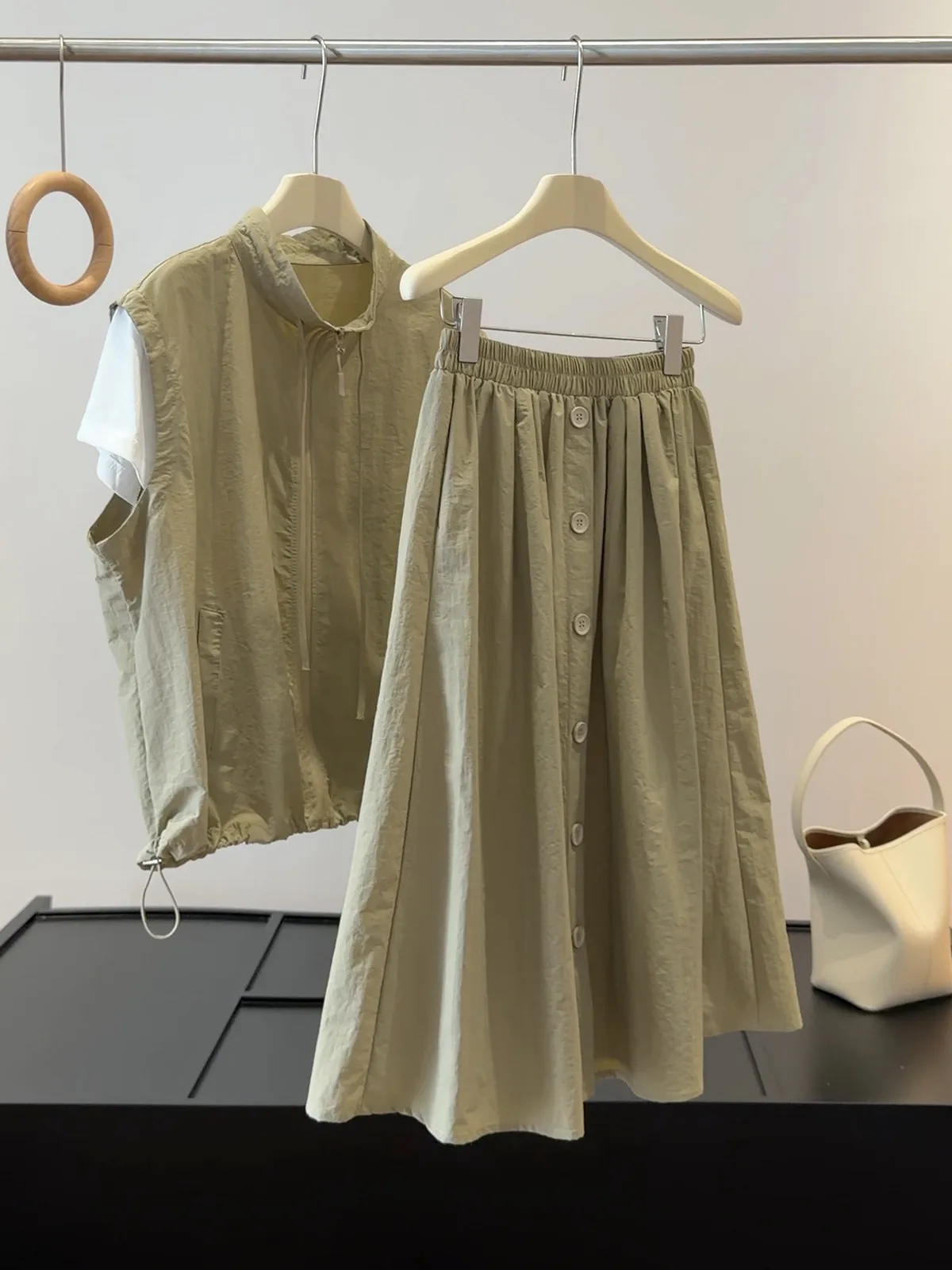 2026 Summer New Casual Suits Women's Fake Two Pieces Fashion Stand Collar Zipper Waistcoat Tops Skirts Simple Female 2Pcs Set
2026 Summer New Casual Suits Women's Fake Two Pieces Fashion Stand Collar Zipper Waistcoat Tops Skirts Simple Female 2Pcs Set