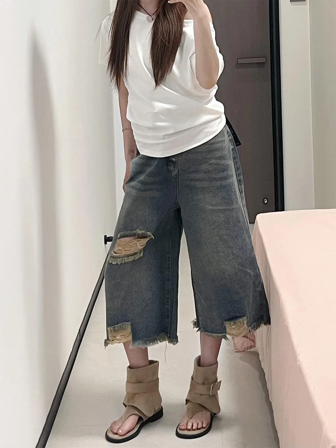 High Waist Wide Leg Loose Fit Denim Shorts Women's Summer New Style Vintage Ripped Straight Cut Jeans Pants Ladies Fashion
High Waist Wide Leg Loose Fit Denim Shorts Women's Summer New Style Vintage Ripped Straight Cut Jeans Pants Ladies Fashion