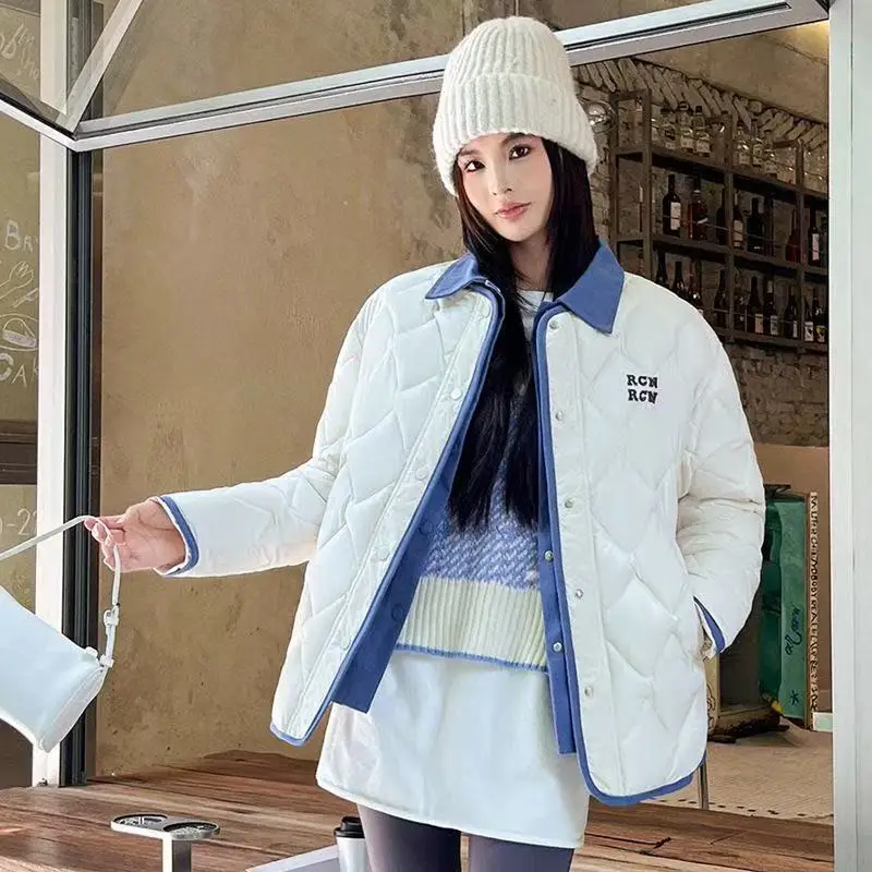 2025 Women's Short Down Cotton Jacket Pink Parkas Round Neck Warm Coat Feminine Unique Autumn Winter Iight Fashion Outerwear
2025 Women's Short Down Cotton Jacket Pink Parkas Round Neck Warm Coat Feminine Unique Autumn Winter Iight Fashion Outerwear