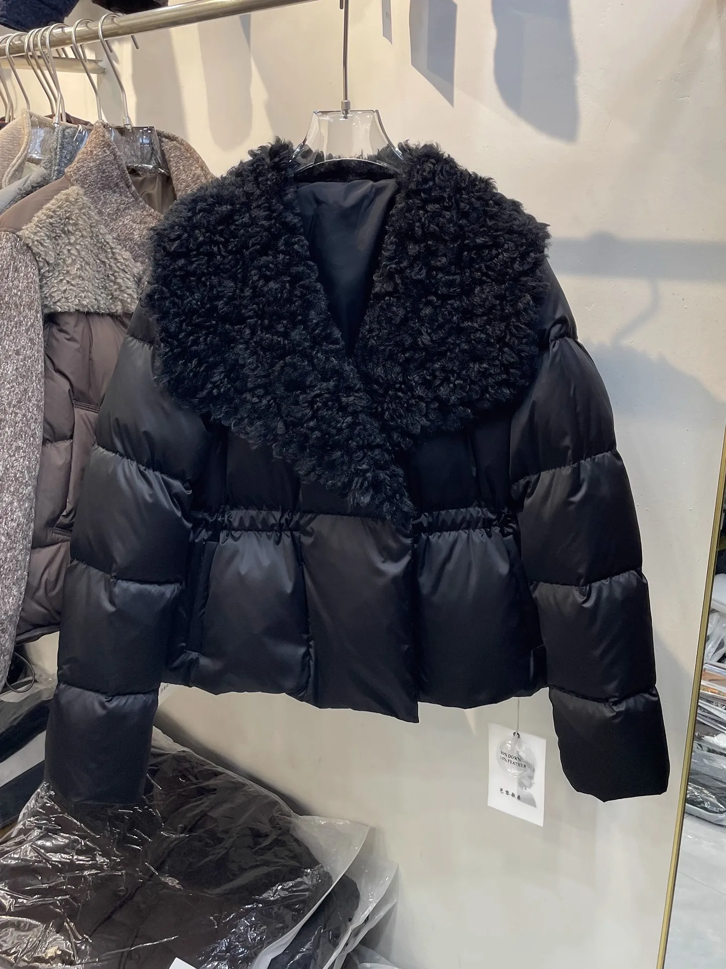 Slimming Short Splice Large Collar Drawstring Cotton Jacket Women's Winter High-End Feel Not Repeating Meat Covering Outerwear
Slimming Short Splice Large Collar Drawstring Cotton Jacket Women's Winter High-End Feel Not Repeating Meat Covering Outerwear