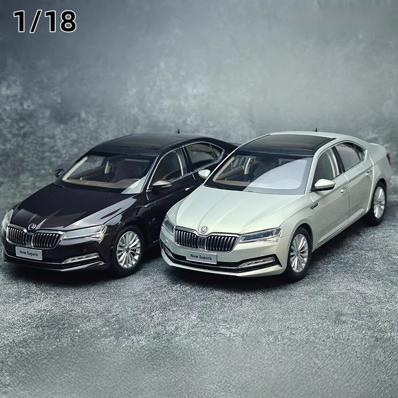 Original factory 1:18 Skoda NEW SUPERB die-cast alloy car model, boys' holiday gift toy, adult collectible ornament.
Original factory 1:18 Skoda NEW SUPERB die-cast alloy car model, boys' holiday gift toy, adult collectible ornament.