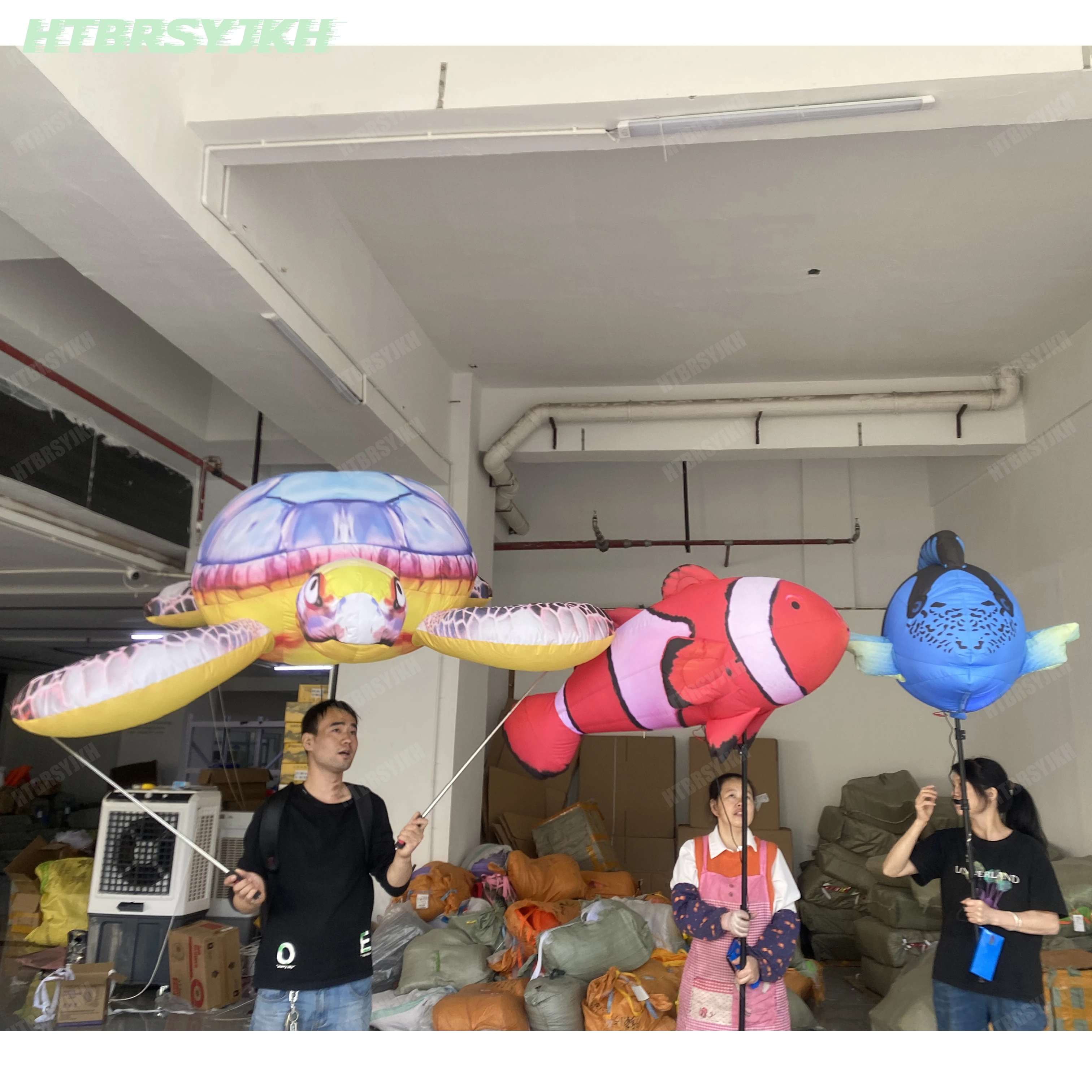 Гигантский надувной кукольный костюм рыбы/черепахи, воздушный удар, морское животное, карнавальный парад, реквизит для прогулок, реклама событий
Гигантский надувной кукольный костюм рыбы/черепахи, воздушный удар, морское животное, карнавальный парад, реквизит для прогулок, реклама событий