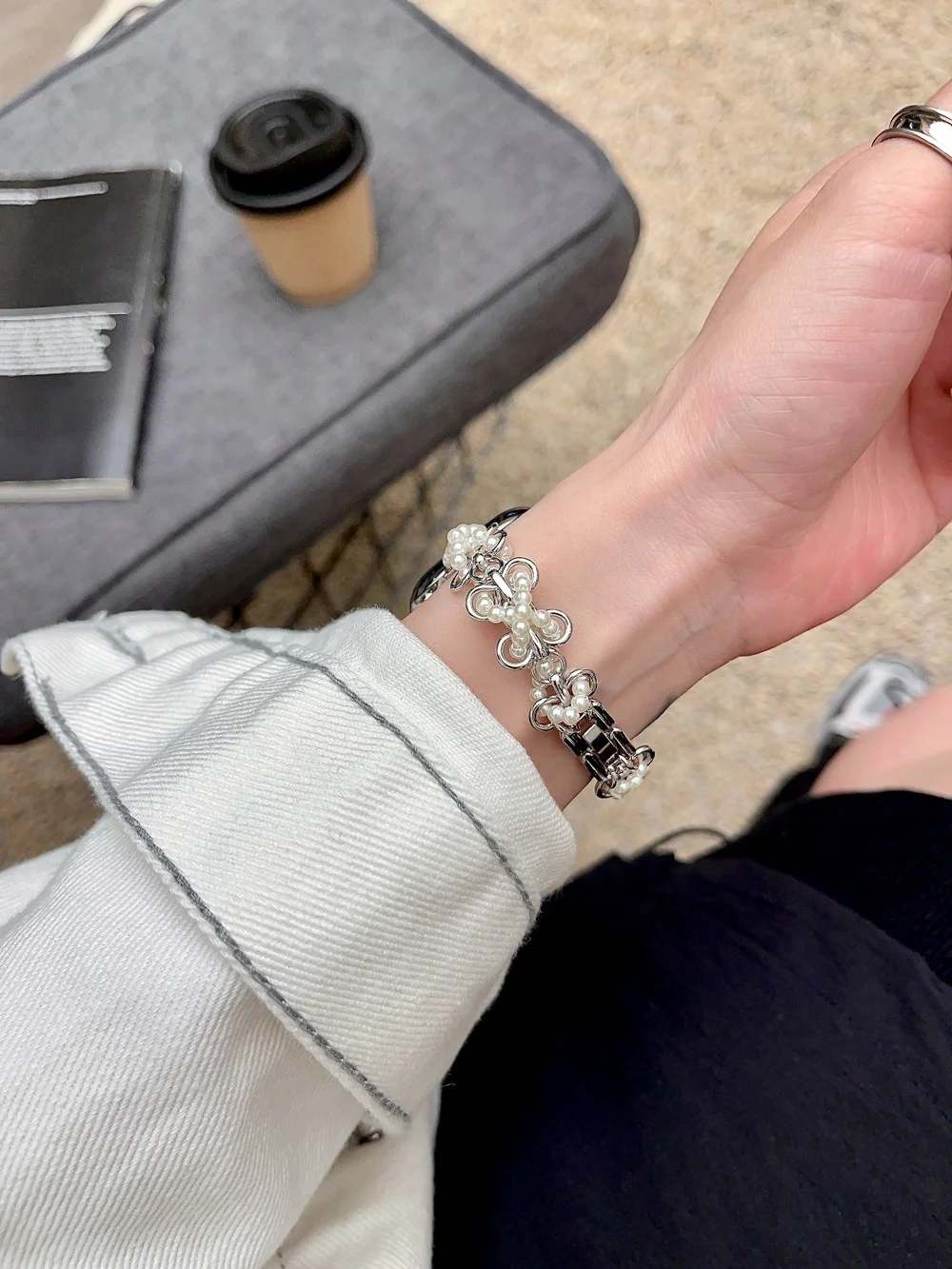 Ring buckle pearl metal compatible iWatch strap 38mm 40mm 41mm 42mm 44mm 45mm 49mm fashionable strap
Ring buckle pearl metal compatible iWatch strap 38mm 40mm 41mm 42mm 44mm 45mm 49mm fashionable strap