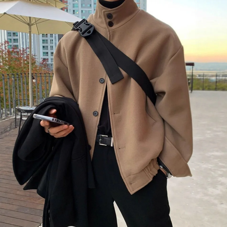 Мужское пальто из шерстяной смеси с рукавом три четверти для прохладной летней и весенней погоды, для жарких и солнечных утренних дней
Мужское пальто из шерстяной смеси с рукавом три четверти для прохладной летней и весенней погоды, для жарких и солнечных утренних дней