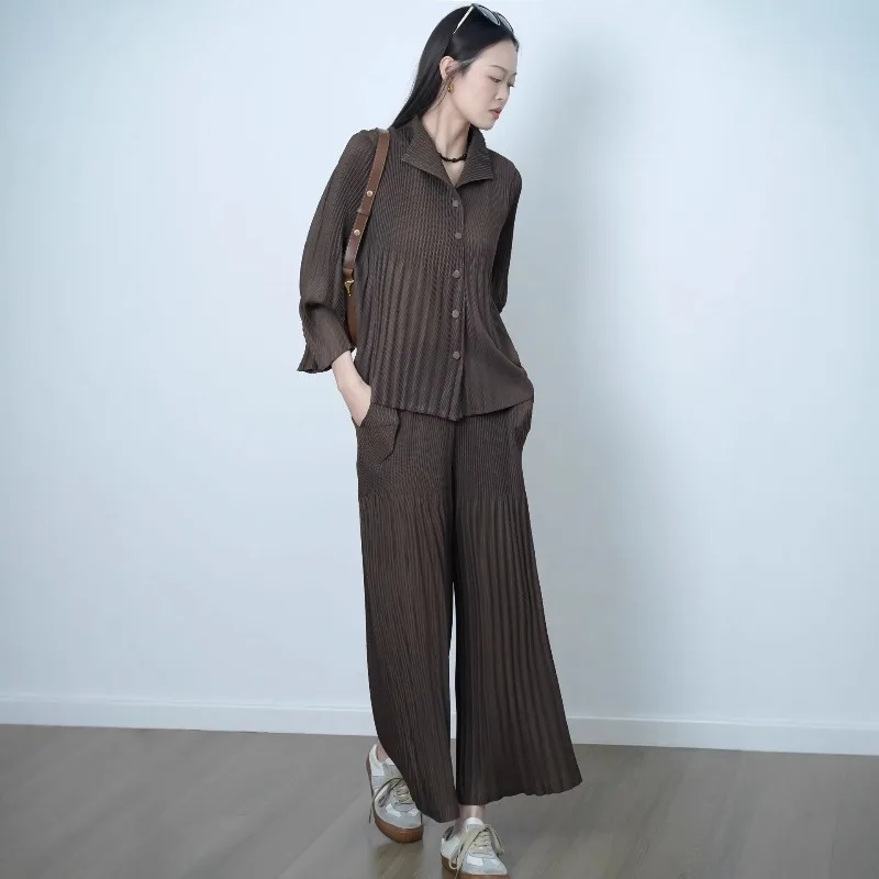Комплект из двух предметов Miyake Pleated 2026: Новый легкий кардиган с длинными рукавами и прямые брюки свободного кроя для повседневной носки и поездок на работу, женский
Комплект из двух предметов Miyake Pleated 2026: Новый легкий кардиган с длинными рукавами и прямые брюки свободного кроя для повседневной носки и поездок на работу, женский