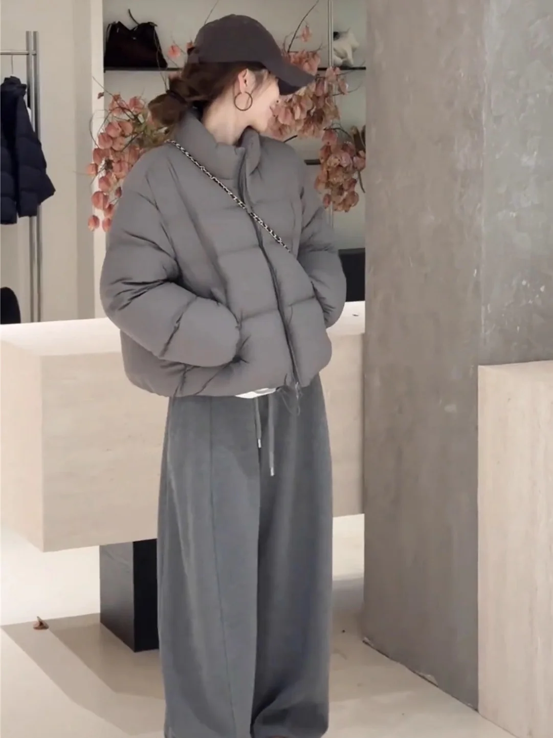 Модная утепленная хлопковая куртка на молнии для женщин, новая зимняя модель, высококачественная однотонная повседневная универсальная куртка с воротником-стойкой
Модная утепленная хлопковая куртка на молнии для женщин, новая зимняя модель, высококачественная однотонная повседневная универсальная куртка с воротником-стойкой