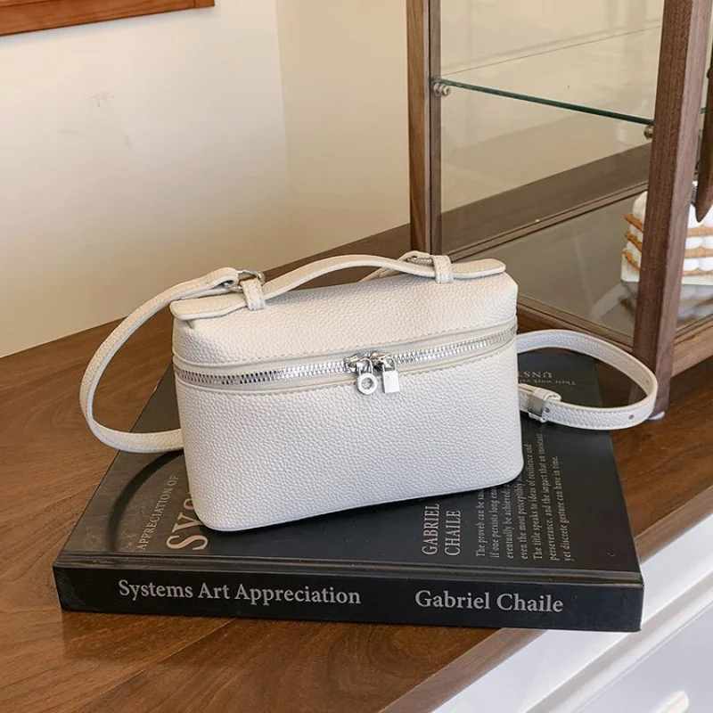 Элегантная простая женская кожаная сумка класса люкс 2025 года, известный дизайнер, популярная повседневная простая сумка
Элегантная простая женская кожаная сумка класса люкс 2025 года, известный дизайнер, популярная повседневная простая сумка 