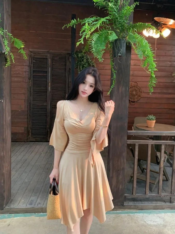 Beach Chic Shoulder Bared V-Neck Slimming High Waist Half Skirt Two-Piece Set Nude Sleeveless Women's Fashion Ensemble
Beach Chic Shoulder Bared V-Neck Slimming High Waist Half Skirt Two-Piece Set Nude Sleeveless Women's Fashion Ensemble