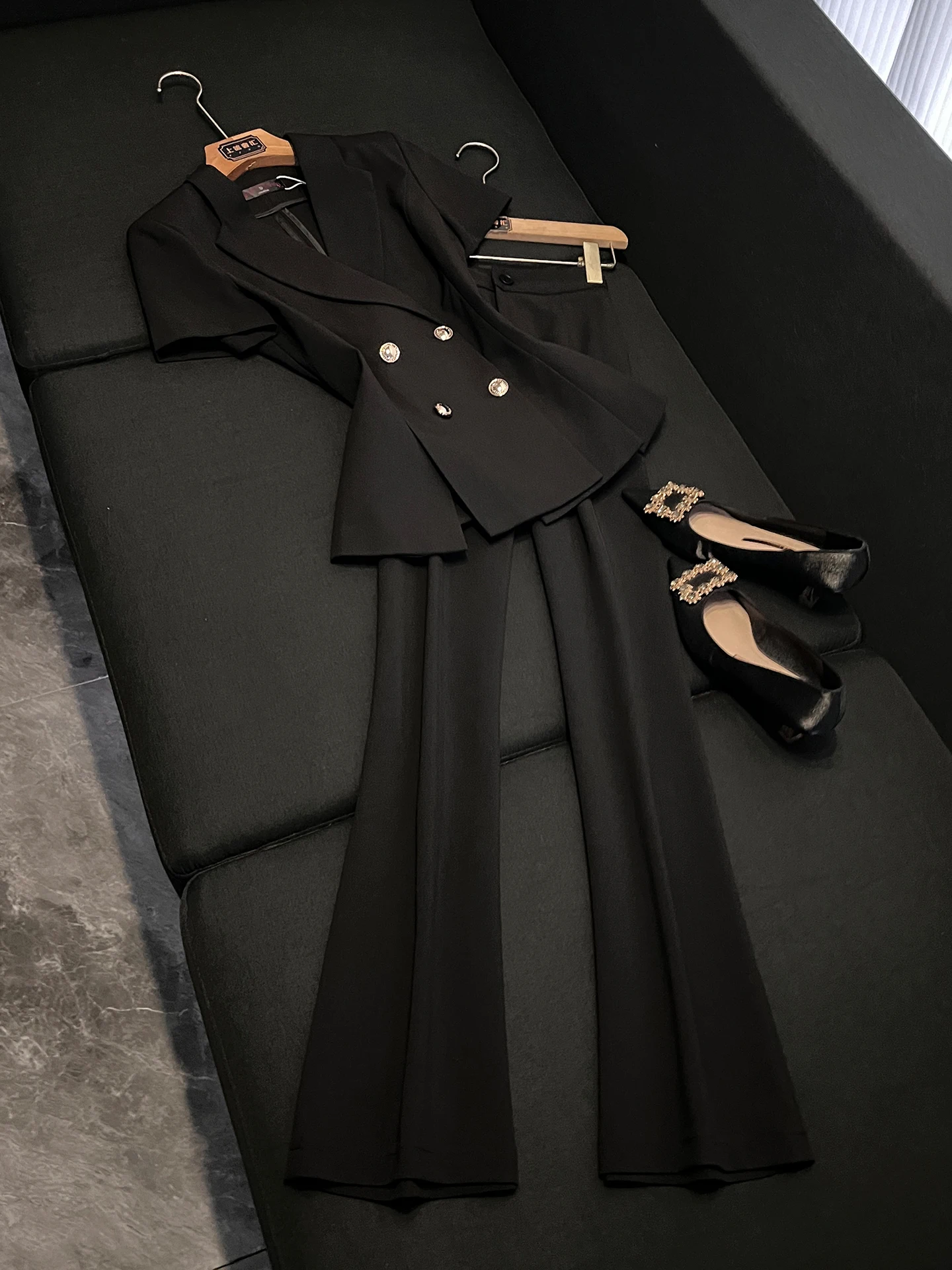 Elegant Black Suit Set for Women Commute Work Slimming Two-Piece Suit Double Breasted Professional Feel Spring 2026 China
Elegant Black Suit Set for Women Commute Work Slimming Two-Piece Suit Double Breasted Professional Feel Spring 2026 China