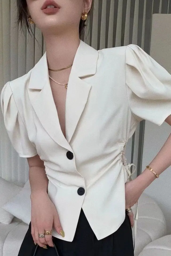 2025 Summer Korean Slimming Waist Cut-out Top French Style Cropped Shirred Blazer Sleeveless Lightweight Women Outerwear
2025 Summer Korean Slimming Waist Cut-out Top French Style Cropped Shirred Blazer Sleeveless Lightweight Women Outerwear