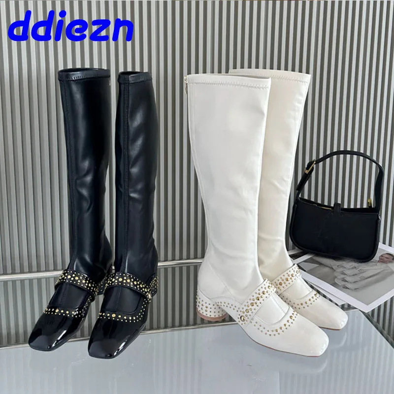 Женские эластичные сапоги до колена, на каблуке, с заклепками 
Женские эластичные сапоги до колена, на каблуке, с заклепками