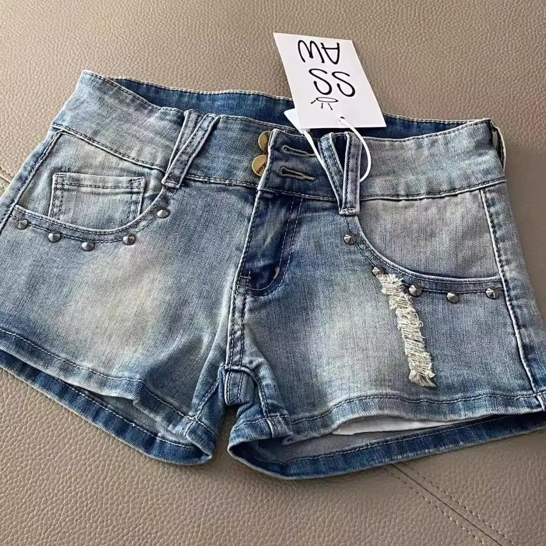 Retro Worn Rivet Denim Shorts Women's Summer New Low Waist Elastic Hip-wrapped A-word Jeans Hot Pants
Retro Worn Rivet Denim Shorts Women's Summer New Low Waist Elastic Hip-wrapped A-word Jeans Hot Pants