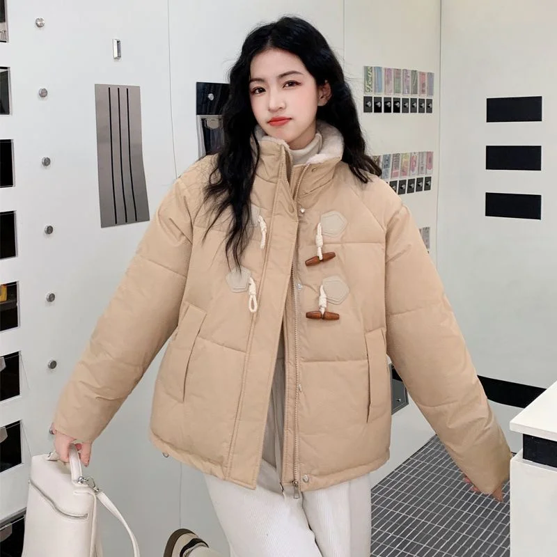 2025 новое модное хлопковое пальто на пуговицах с коровьим рогом, женская зимняя куртка с воротником-стойкой, плотное корейское хлопковое пальто, короткие паркеры
2025 новое модное хлопковое пальто на пуговицах с коровьим рогом, женская зимняя куртка с воротником-стойкой, плотное корейское хлопковое пальто, короткие паркеры