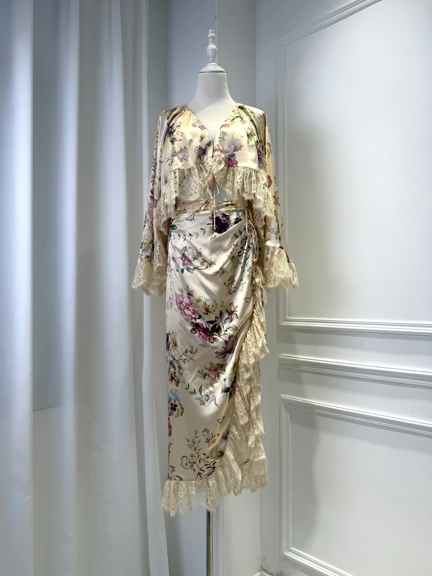 2026 Women Lace Patch Floral Print Set V-Neck Flare Sleeve Top + High Waist Asymmetry Hem Long Skirt Elegant 100% Silk Suit
2026 Women Lace Patch Floral Print Set V-Neck Flare Sleeve Top + High Waist Asymmetry Hem Long Skirt Elegant 100% Silk Suit
