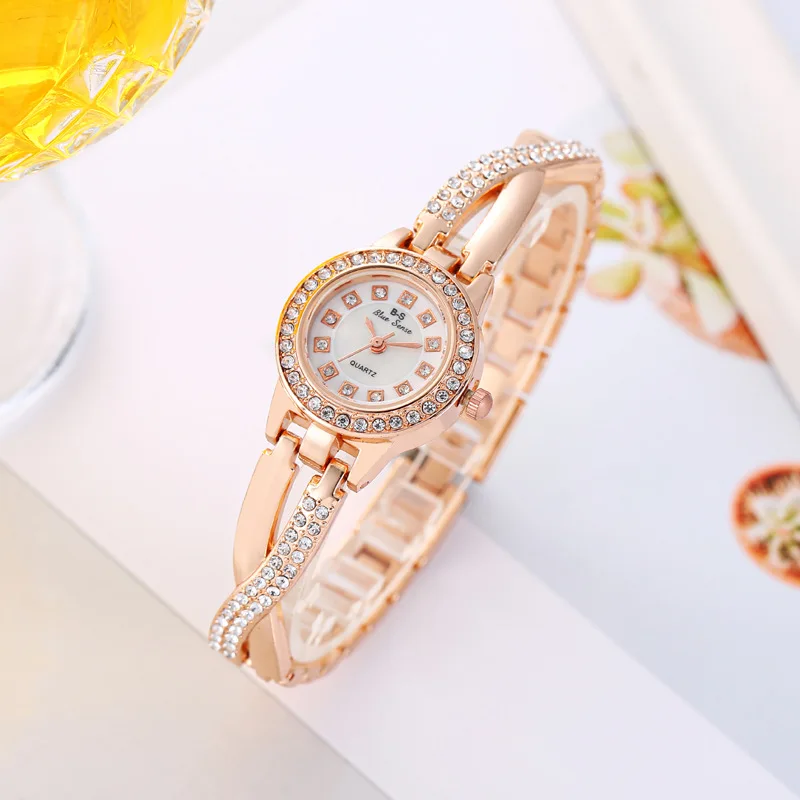 New Cross Diamond Light Luxury Watch with Circular Dial and Elegant Style, Diamond Inlaid Women's Quartz Watch
New Cross Diamond Light Luxury Watch with Circular Dial and Elegant Style, Diamond Inlaid Women's Quartz Watch