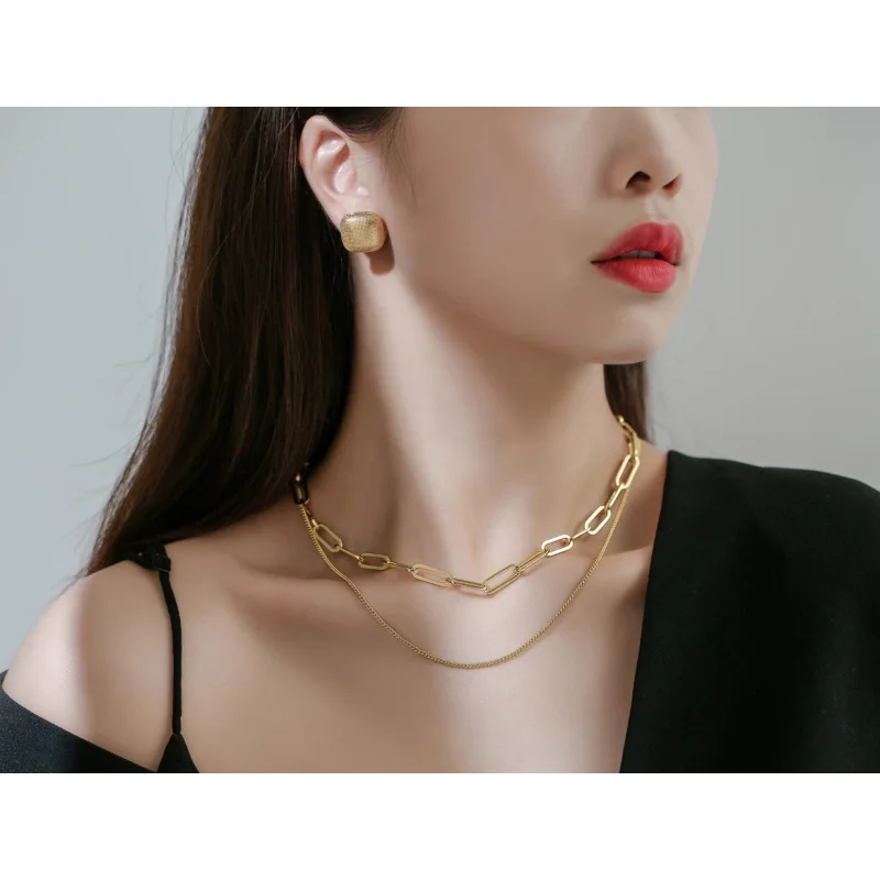 Korean Dongdaemun ins trendy cool personality minimalist European and American fashion popular square earrings
Korean Dongdaemun ins trendy cool personality minimalist European and American fashion popular square earrings