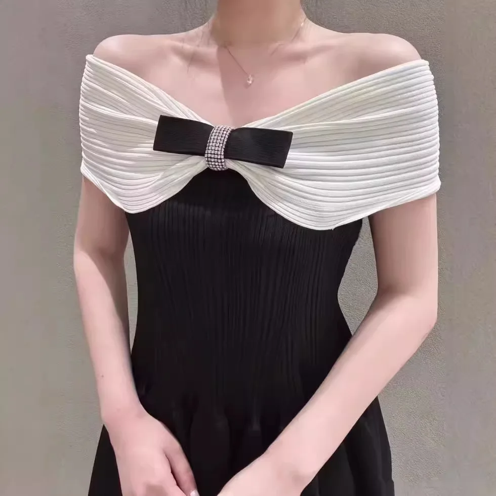 2024 autumn and winter women's one-shoulder party dress short-sleeved waist slim knitted mini dress
2024 autumn and winter women's one-shoulder party dress short-sleeved waist slim knitted mini dress