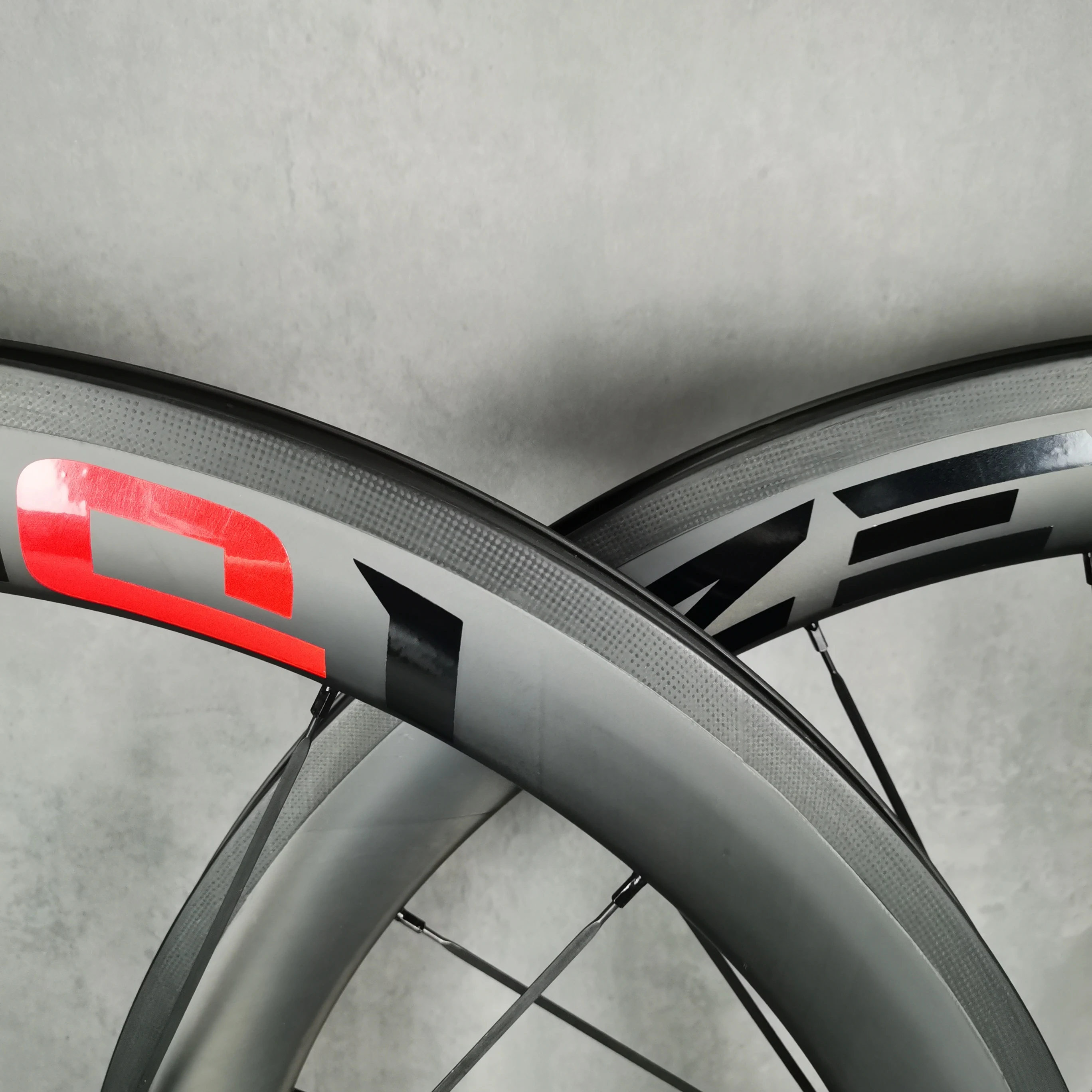 Сверхлегкая карбоновая колесная пара для шоссейного велосипеда T800, V-тормоз 700C, готовая к бескамерному действию, глубина аэродинамика 50 мм, ширина 25/28 мм с индивидуальным логотипом
Сверхлегкая карбоновая колесная пара для шоссейного велосипеда T800, V-тормоз 700C, готовая к бескамерному действию, глубина аэродинамика 50 мм, ширина 25/28 мм с индивидуальным логотипом