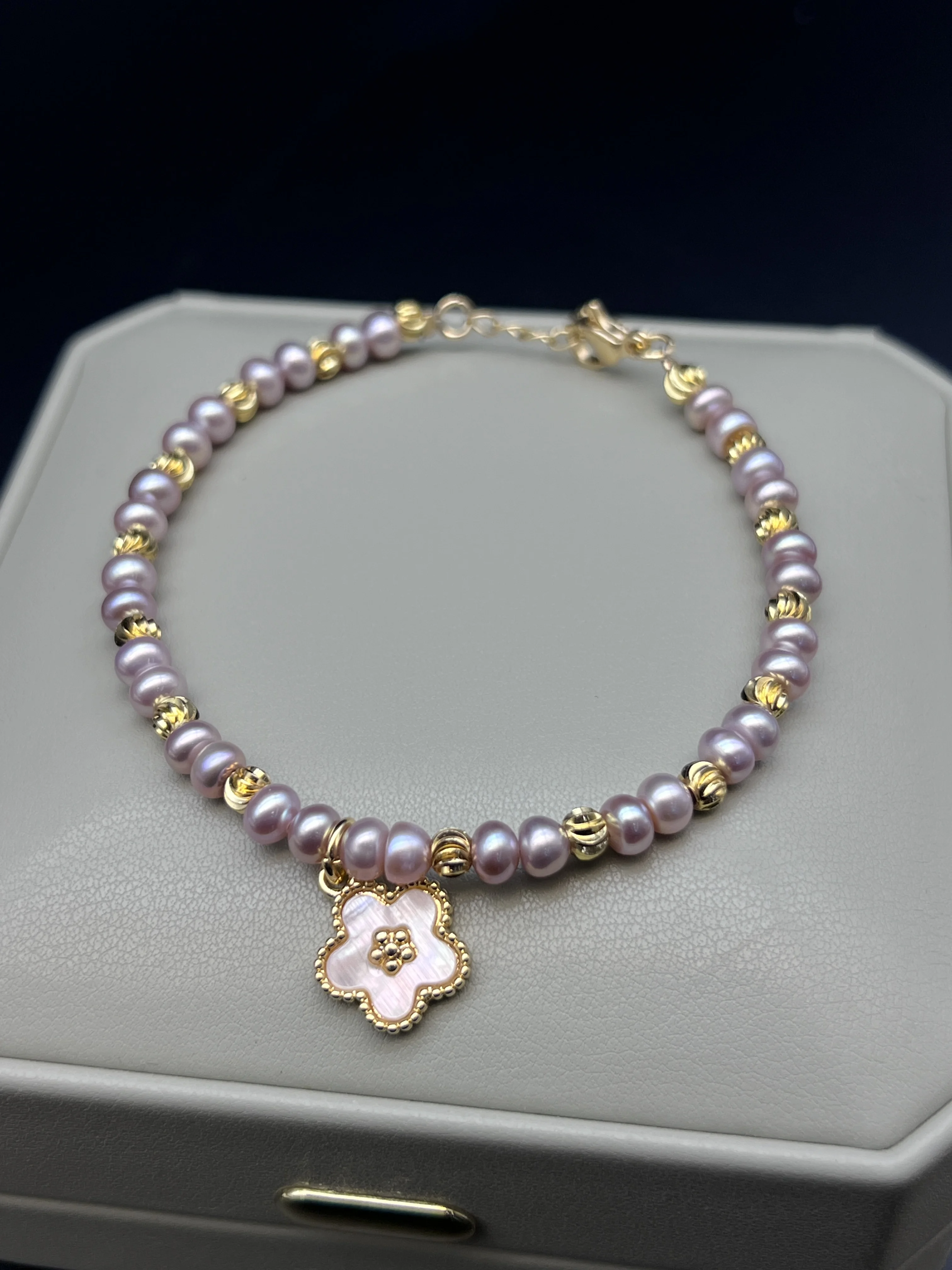 Natural Freshwater Purple Pearl Beaded Bracelet with Clover Charm Adjustable Chain Copper Alloy Gold Plated Women's Fashion Jewe
Natural Freshwater Purple Pearl Beaded Bracelet with Clover Charm Adjustable Chain Copper Alloy Gold Plated Women's Fashion Jewe