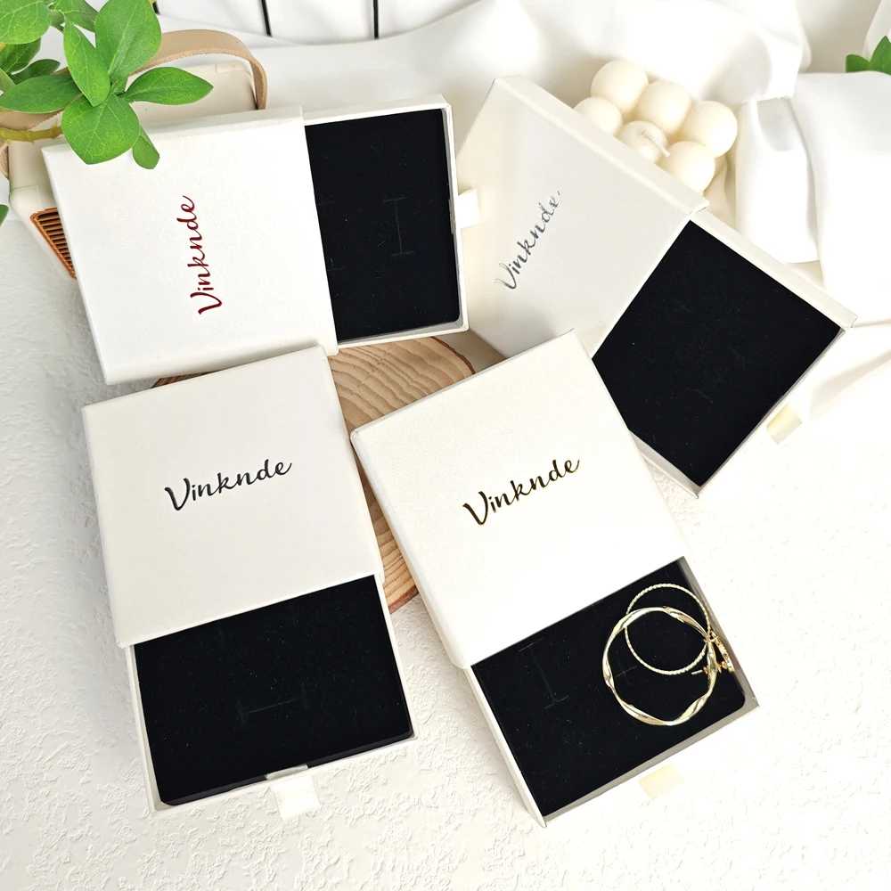 Лидер продаж, 9*9*3,2 см, бежевый выдвижной ящик, бумажные коробки, индивидуальный логотип, 24 шт., коробка для упаковки ювелирных изделий, элегантный дисплей для сережек, ожерелья
Лидер продаж, 9*9*3,2 см, бежевый выдвижной ящик, бумажные коробки, индивидуальный логотип, 24 шт., коробка для упаковки ювелирных изделий, элегантный дисплей для сережек, ожерелья