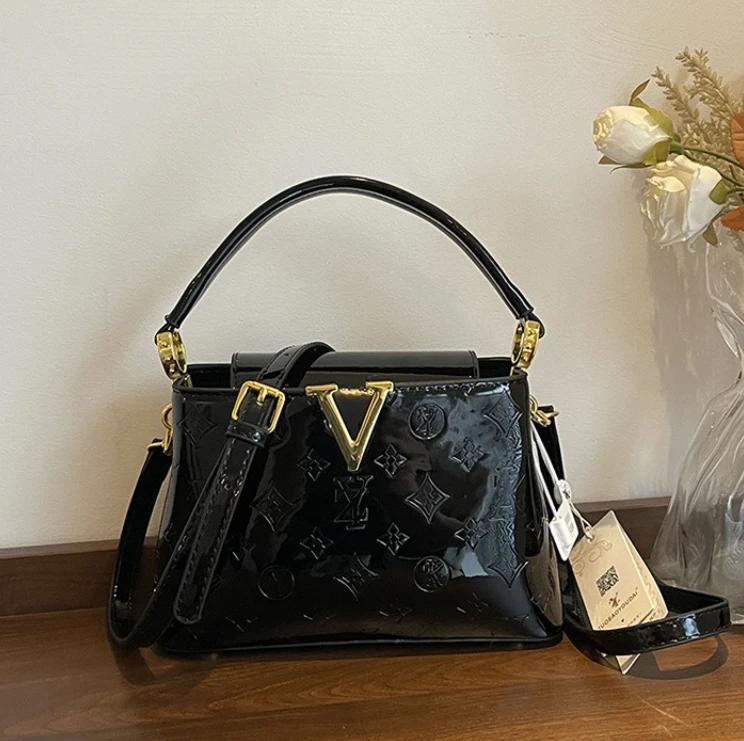 Роскошная женская сумка 2026, текстура премиум-класса, изысканная дизайнерская сумка из лакированной кожи с тиснением букв, универсальная сумка через плечо
Роскошная женская сумка 2026, текстура премиум-класса, изысканная дизайнерская сумка из лакированной кожи с тиснением букв, универсальная сумка через плечо