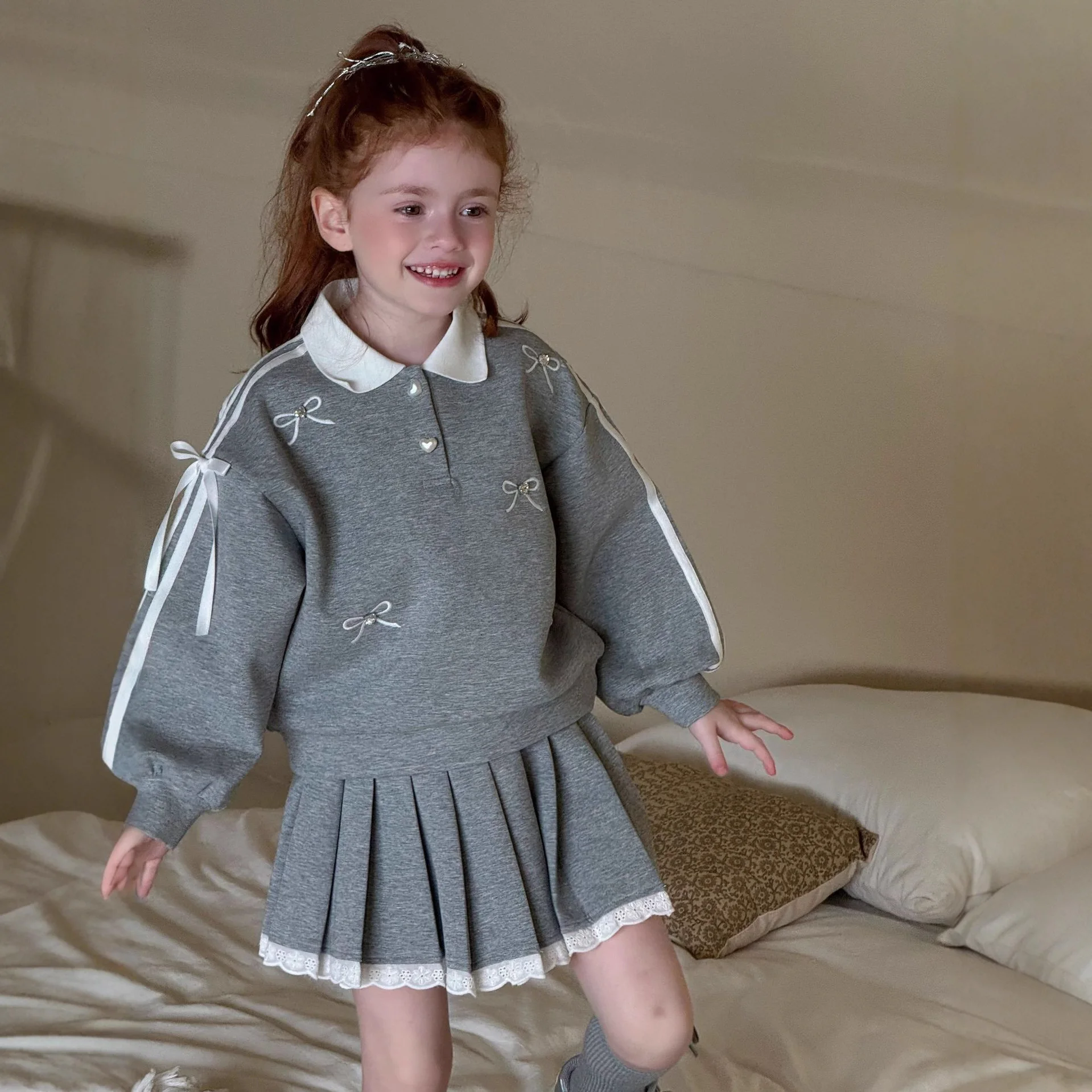 2025 Autumn New Children's Clothing Girls Cute Bow Pleated Skirt Sweater Set Knitted Bow Diamond Girls Outfit Set
2025 Autumn New Children's Clothing Girls Cute Bow Pleated Skirt Sweater Set Knitted Bow Diamond Girls Outfit Set