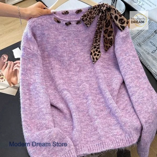 Korean version of the sweater Leopard scarf new sweater women's autumn and winter lazy loose design long-sleeved lace-up top.
Korean version of the sweater Leopard scarf new sweater women's autumn and winter lazy loose design long-sleeved lace-up top.