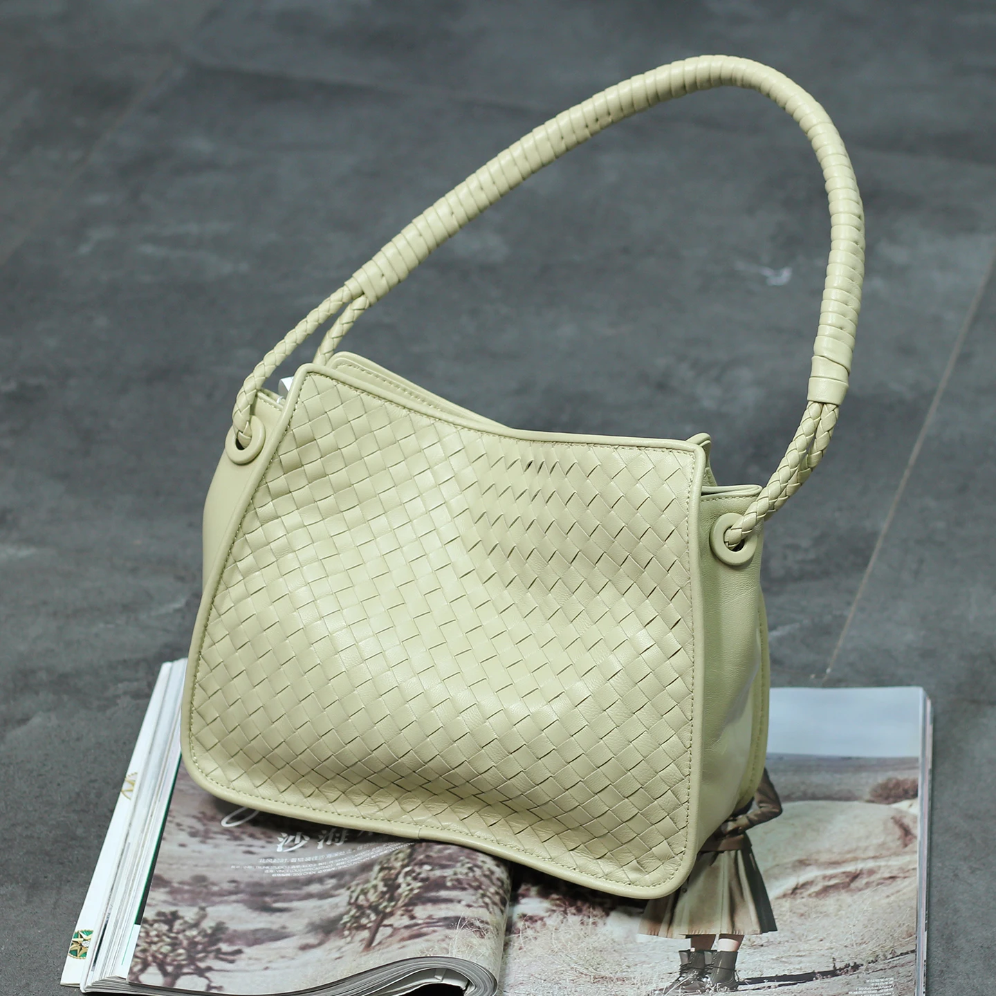 Elegant Lazy Style Pure Lamb Leather Handwoven Women's Bag High-End Commuter Single Shoulder Armpit Small Square Bag
Elegant Lazy Style Pure Lamb Leather Handwoven Women's Bag High-End Commuter Single Shoulder Armpit Small Square Bag