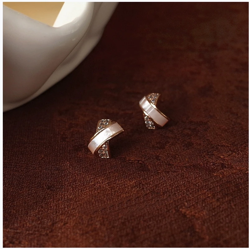 Exquisite and luxurious natural mother of pearl cross micro inlaid C-shaped earrings, fashionable and niche earrings, 2026 new e
Exquisite and luxurious natural mother of pearl cross micro inlaid C-shaped earrings, fashionable and niche earrings, 2026 new e