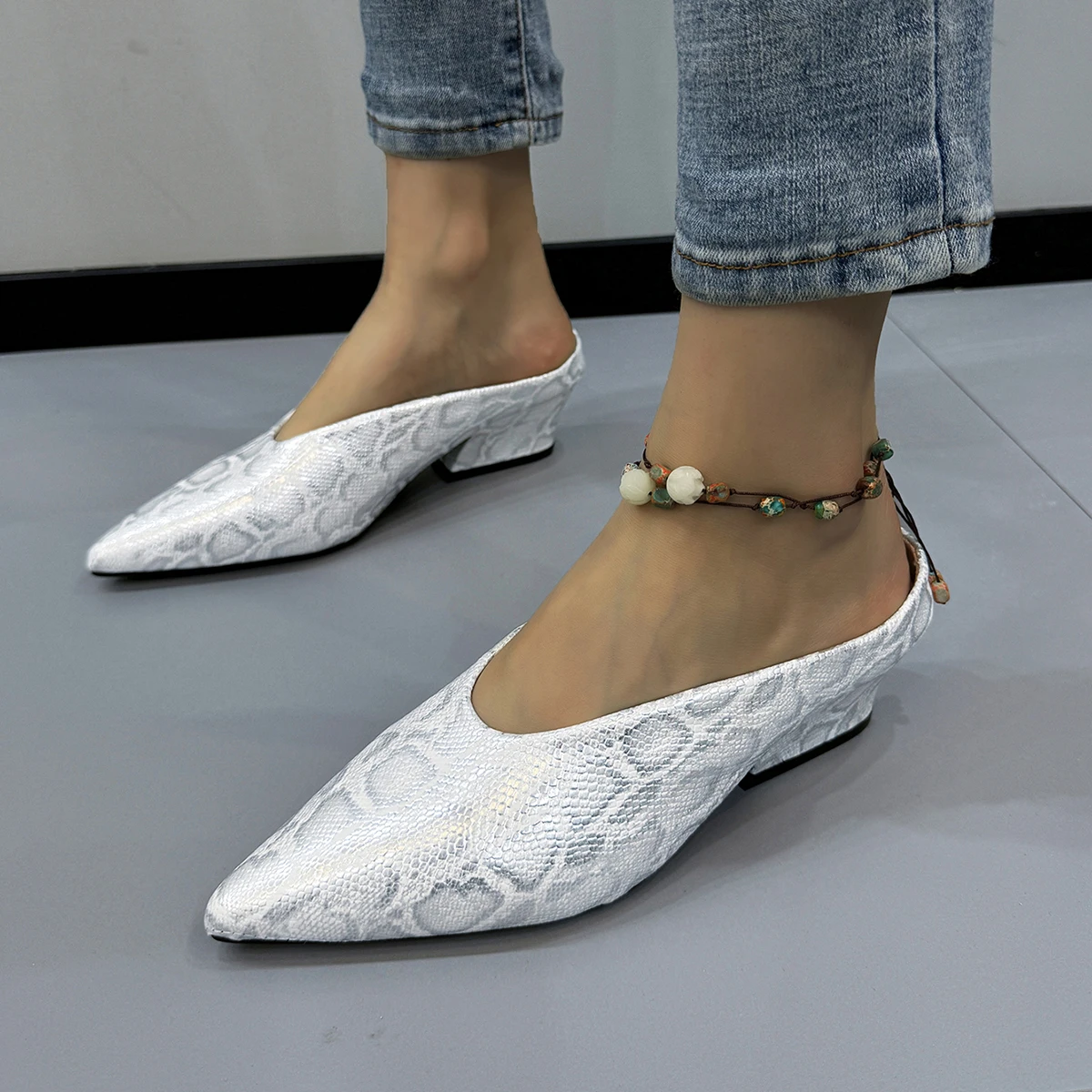 Pointed Toe Women Mules Shoes 2025 Designer Chunky Serpentine Slippers Autumn Slingback New Shoes Walking Dress Mujer Zapatillas
Pointed Toe Women Mules Shoes 2025 Designer Chunky Serpentine Slippers Autumn Slingback New Shoes Walking Dress Mujer Zapatillas