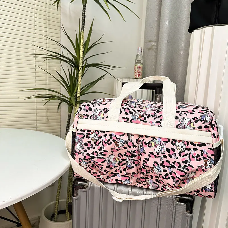 Sanrio Hello Kitty мультфильм милая большая вместительная сумка на плечо с леопардовым принтом ручная сумка для фитнеса Harajuku новая дорожная сумка через плечо
Sanrio Hello Kitty мультфильм милая большая вместительная сумка на плечо с леопардовым принтом ручная сумка для фитнеса Harajuku новая дорожная сумка через плечо