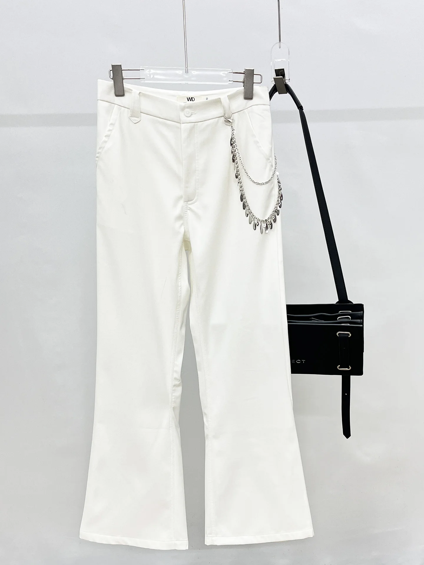 Мужские повседневные брюки-клеш с высокой талией, широкие штанины, в американском уличном стиле, с индивидуальными цепными элементами, трендовые
Мужские повседневные брюки-клеш с высокой талией, широкие штанины, в американском уличном стиле, с индивидуальными цепными элементами, трендовые