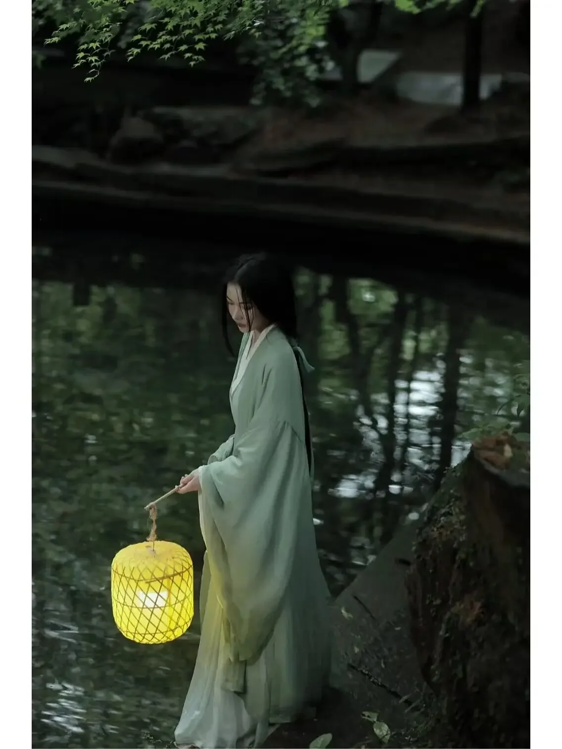 The new spring Wei and Jin styleHanfuset features agreenandcoolancient style with a flowing interlacedcollarand a straight skirt
The new spring Wei and Jin styleHanfuset features agreenandcoolancient style with a flowing interlacedcollarand a straight skirt