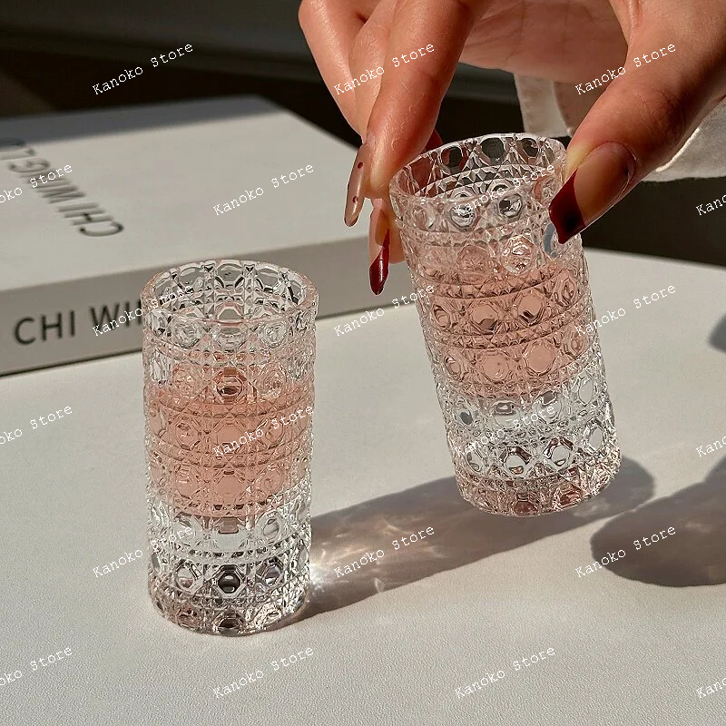 Роскошная мини-чашка для вина с тиснением, стеклянная чашка Baijiu, чашка для вина, маленькая бытовая чашка в форме драгоценных камней с одним горлышком
Роскошная мини-чашка для вина с тиснением, стеклянная чашка Baijiu, чашка для вина, маленькая бытовая чашка в форме драгоценных камней с одним горлышком