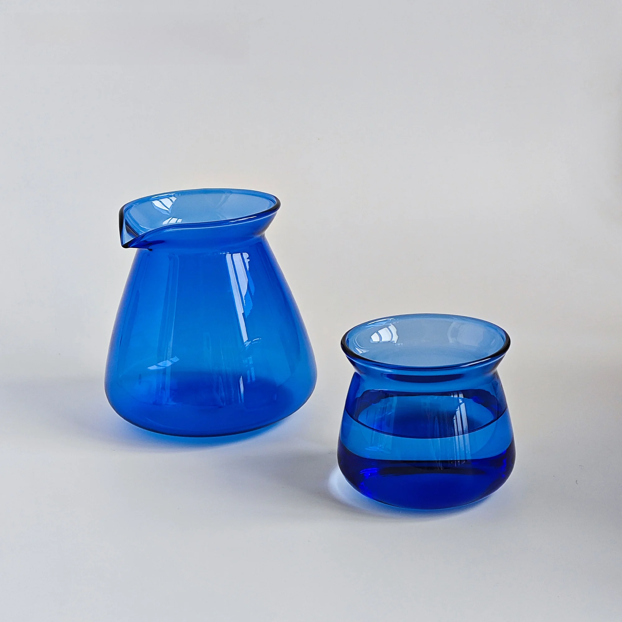 Klein Blue Hand-Poured Coffee Sensory Glass aring Pot Ear-Hanging Cup Coffee Cup Odor Public Justice Cup Tasting Cup
Klein Blue Hand-Poured Coffee Sensory Glass aring Pot Ear-Hanging Cup Coffee Cup Odor Public Justice Cup Tasting Cup