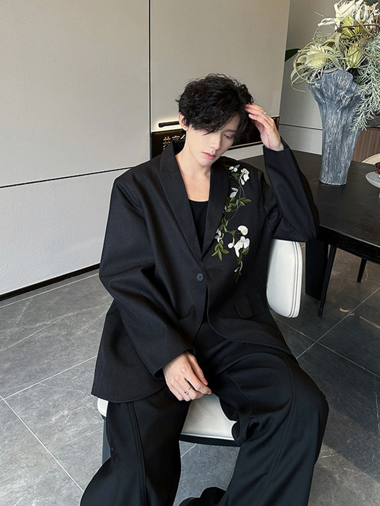 Мужской пиджак Ele с вышивкой гибискуса, новая китайская модель, формальная одежда, осенний трендовый брендовый ретро-топ в западном стиле
Мужской пиджак Ele с вышивкой гибискуса, новая китайская модель, формальная одежда, осенний трендовый брендовый ретро-топ в западном стиле