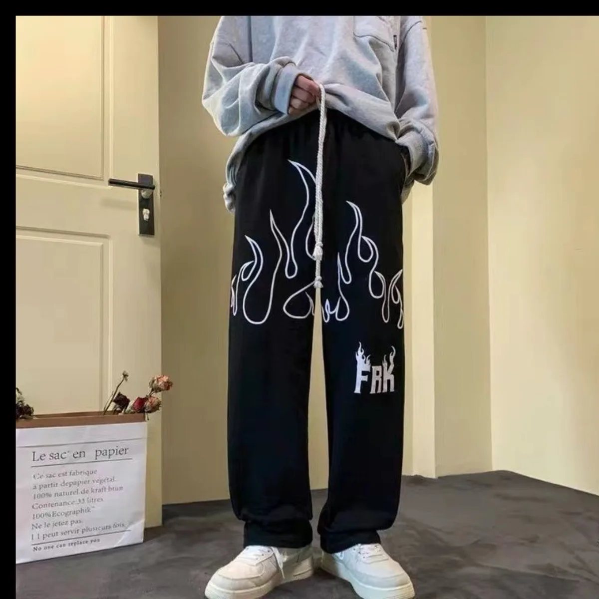 2025 New Men's Sweatpants Wide Leg Straight Loose Printed Letters Drawstring Pants Fashion Long Track Trou Hip Hop Street Trend
2025 New Men's Sweatpants Wide Leg Straight Loose Printed Letters Drawstring Pants Fashion Long Track Trou Hip Hop Street Trend