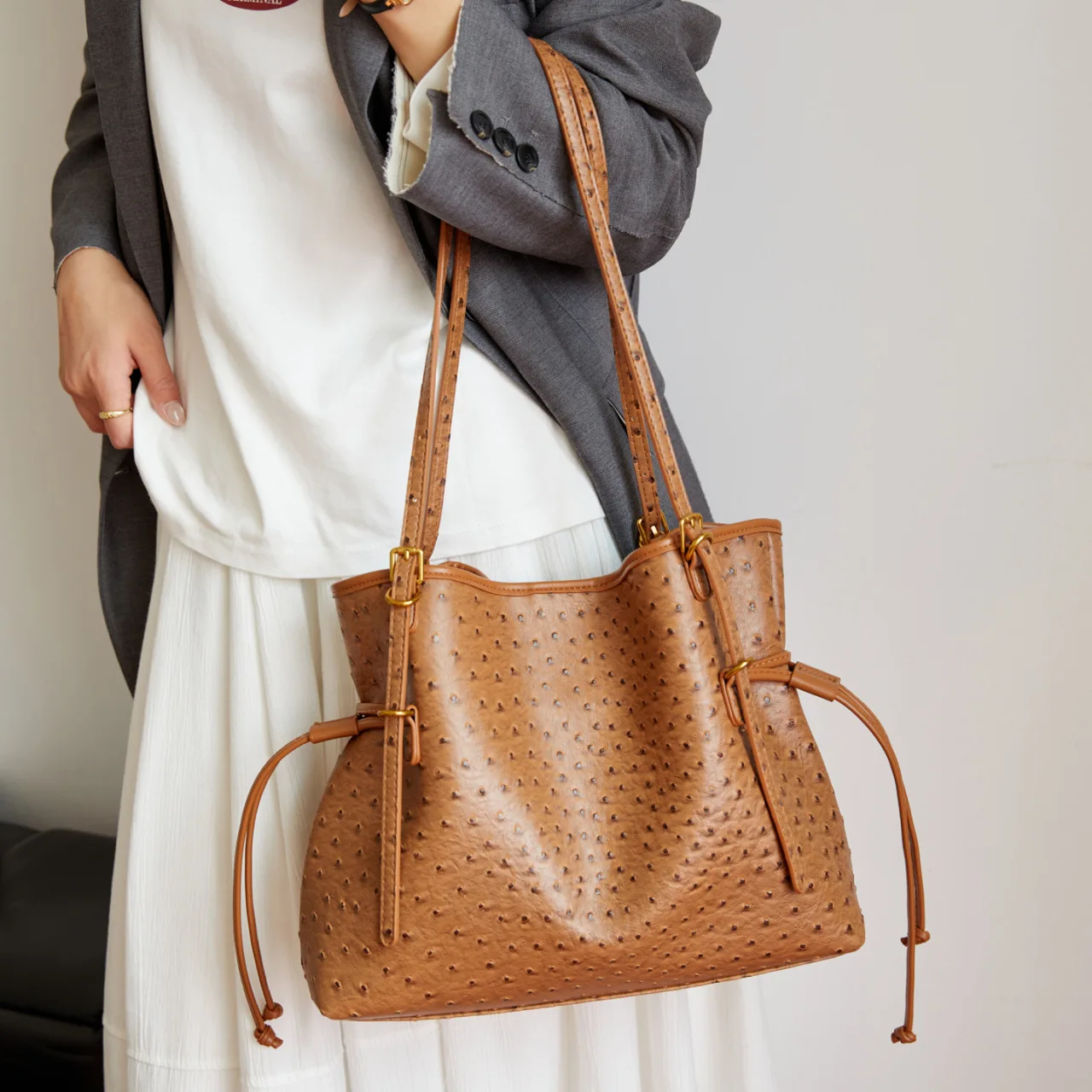 Женская сумка-тоут большой вместимости, высококачественные сумки на плечо со страусиным узором, женские сумки, большая женская сумка
Женская сумка-тоут большой вместимости, высококачественные сумки на плечо со страусиным узором, женские сумки, большая женская сумка