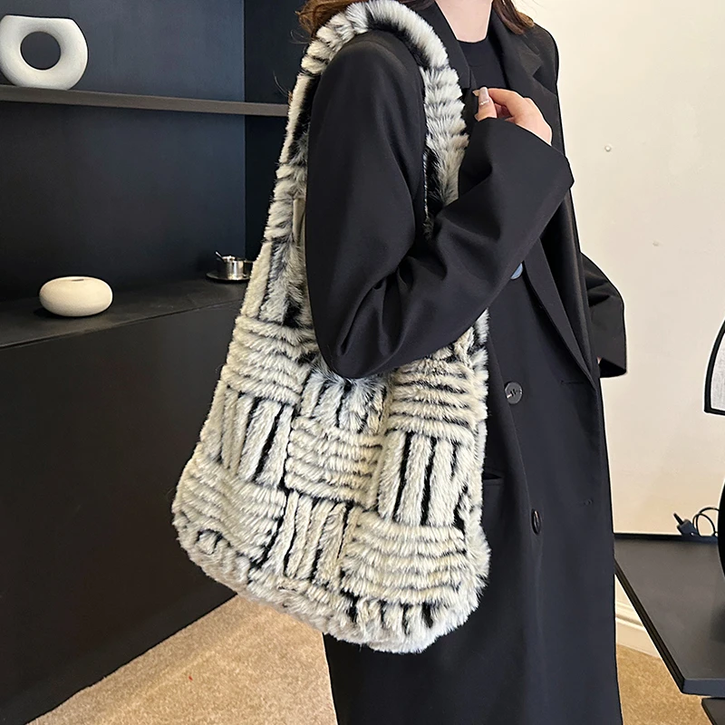 women's bag 2023 trend furry luxury designer handbag higher quality Shoulder tote bag Blue beige red fashion Female bag
women's bag 2023 trend furry luxury designer handbag higher quality Shoulder tote bag Blue beige red fashion Female bag