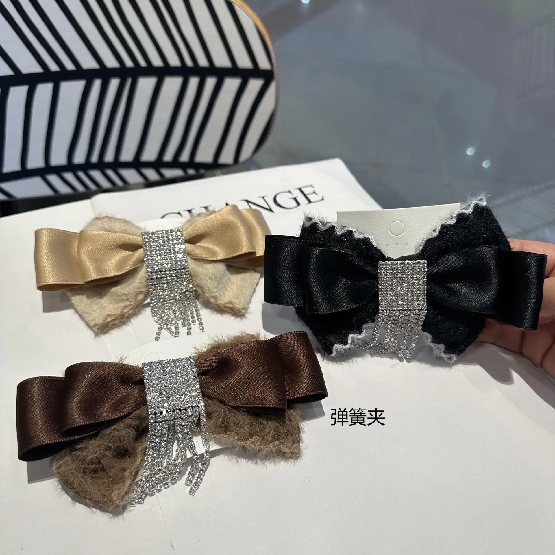 Korean Hair Accessories Fabric Bow Hair Clip Rhinestone Tassel Spring Clip Fashionable and Elegant Girl's Headwear
Korean Hair Accessories Fabric Bow Hair Clip Rhinestone Tassel Spring Clip Fashionable and Elegant Girl's Headwear