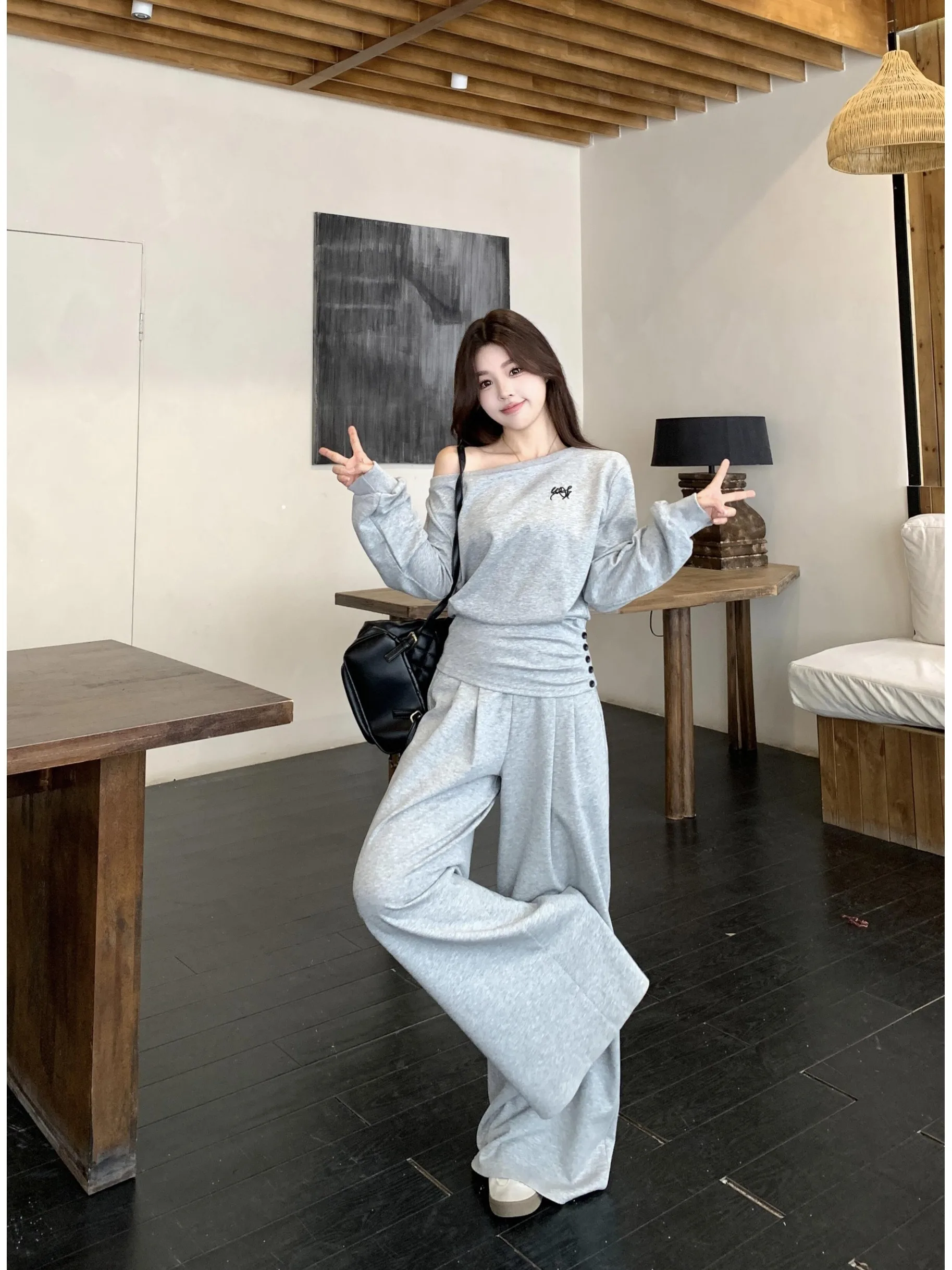 plus Size Korean Style Sporty Casual Short Waist-Cinching Top And Side-Shoulder Set with Pants plus Size Women's Autumn Winte...
plus Size Korean Style Sporty Casual Short Waist-Cinching Top And Side-Shoulder Set with Pants plus Size Women's Autumn Winte...