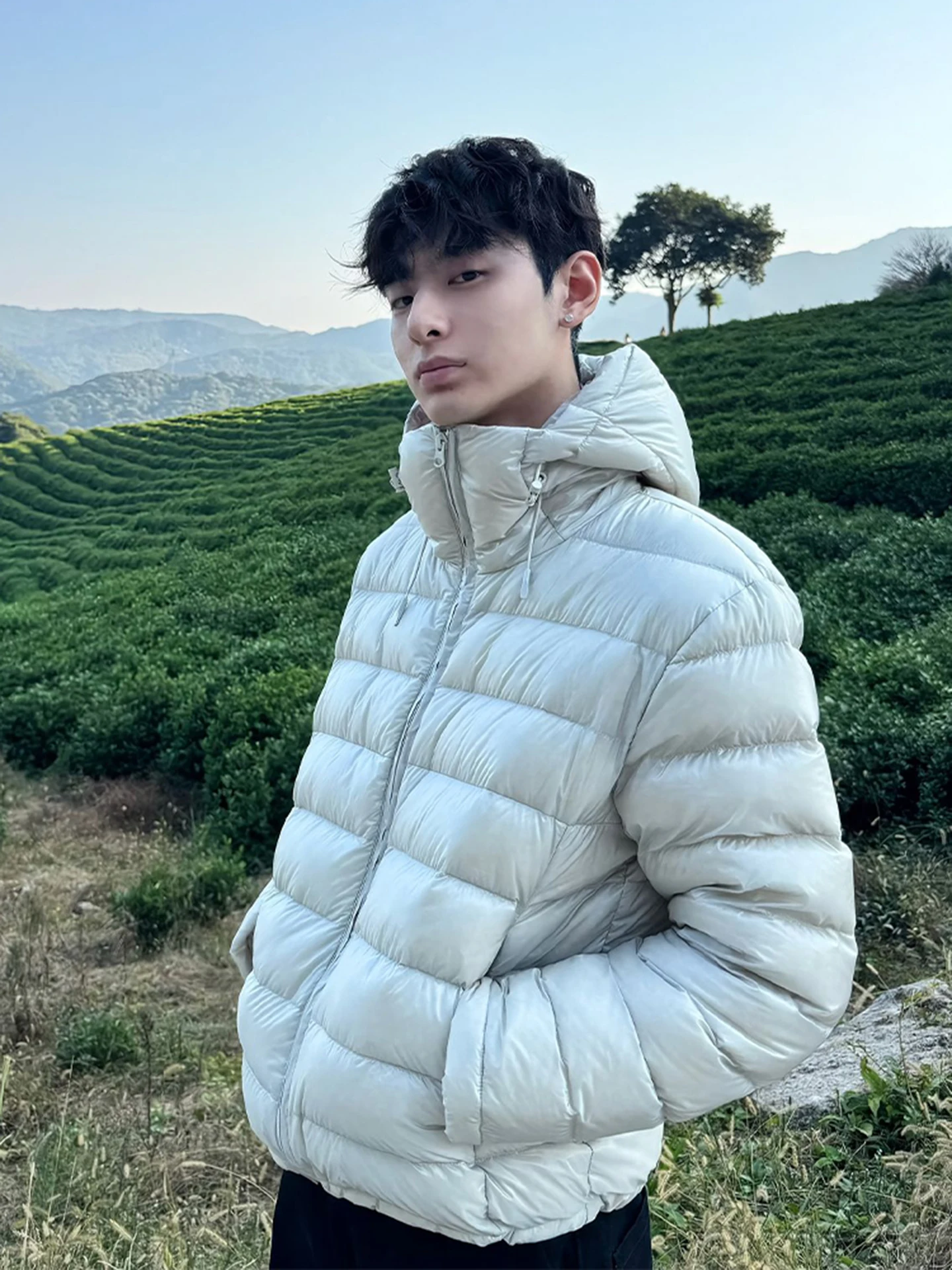 Мужская стеганая утепленная куртка с капюшоном, 90% белый пух, теплая зимняя куртка, молодежная модная повседневная верхняя одежда
Мужская стеганая утепленная куртка с капюшоном, 90% белый пух, теплая зимняя куртка, молодежная модная повседневная верхняя одежда