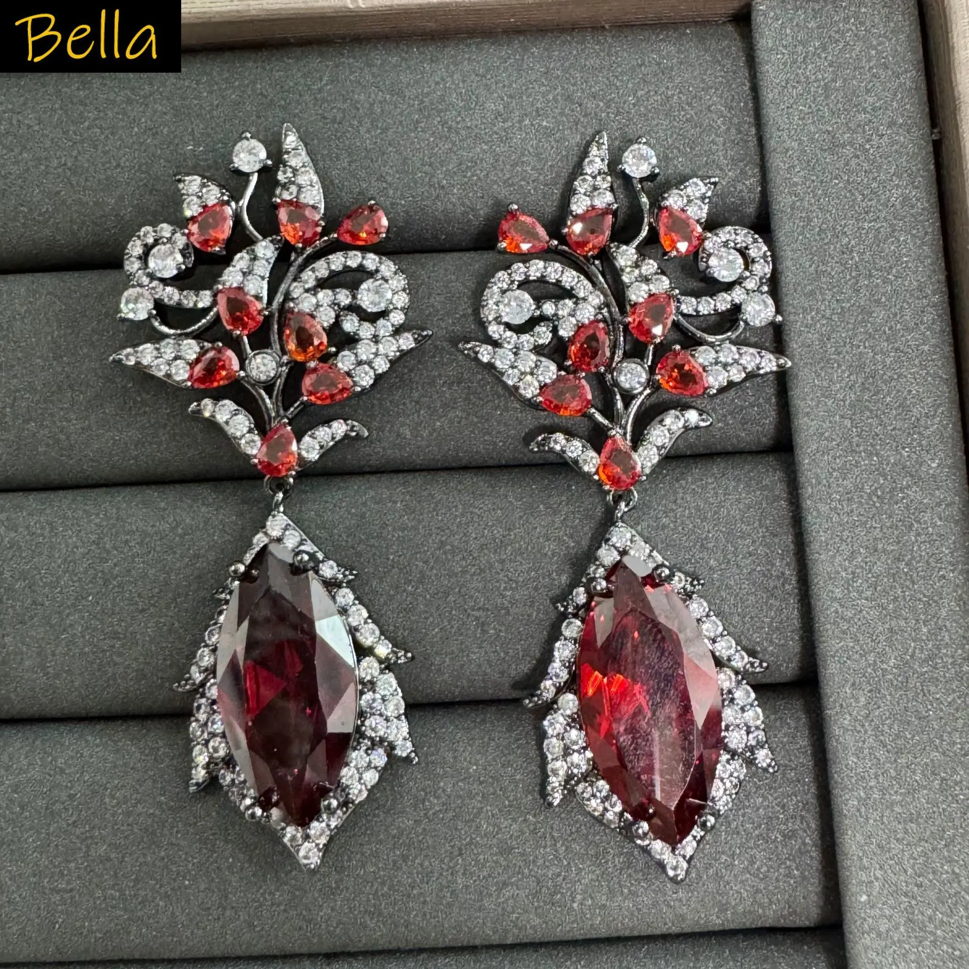 Vintage Leafy Branch Zircon Earrings for Women Sparkly Luxurious Jewelry for Evening Party Red Pink Champagne Drop Earrings
Vintage Leafy Branch Zircon Earrings for Women Sparkly Luxurious Jewelry for Evening Party Red Pink Champagne Drop Earrings