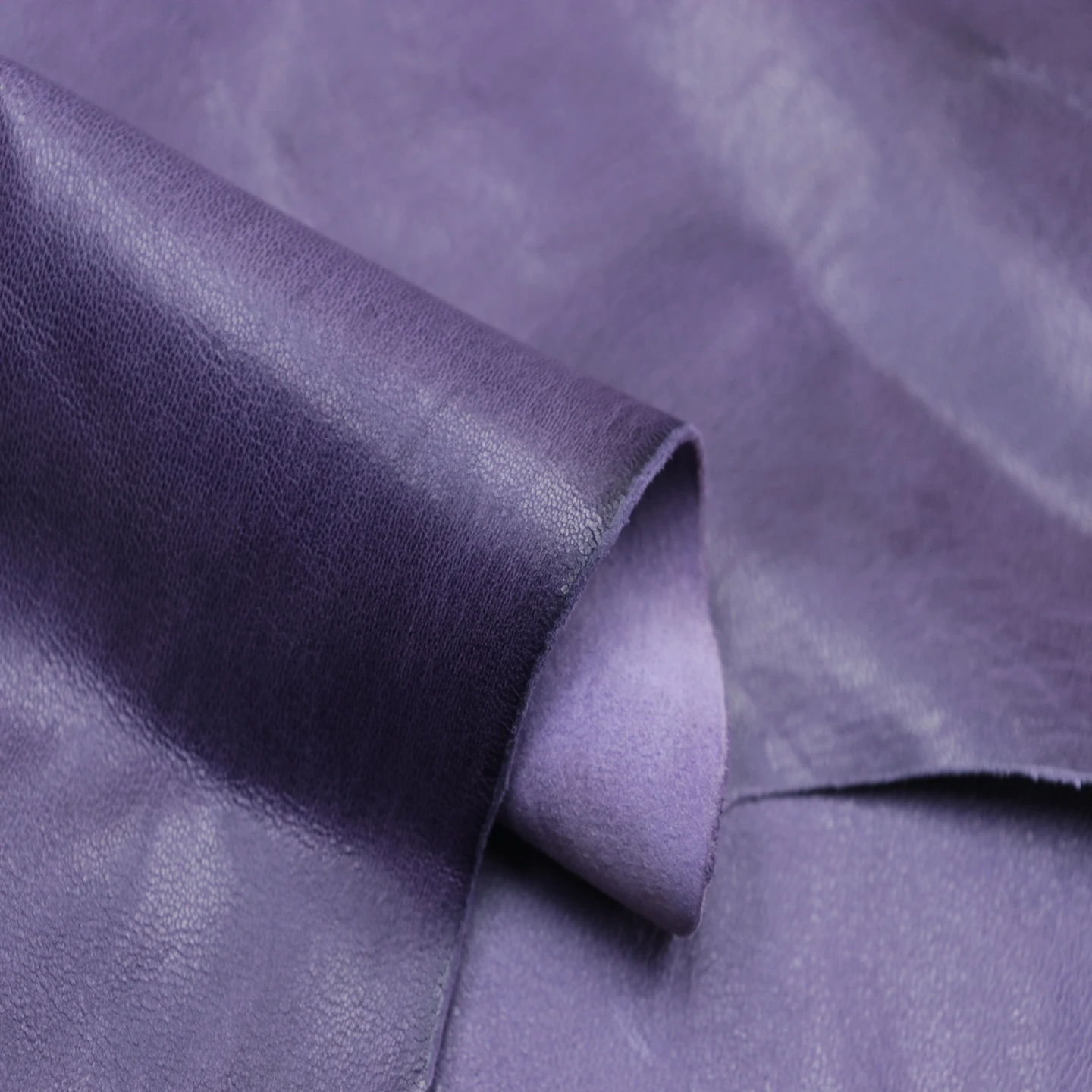 Handmade Plain Waxed Leather DIY Head Layer eepskin in Soft Purple Color Italian Origin Profional Design Sponge Pad Fabric
Handmade Plain Waxed Leather DIY Head Layer eepskin in Soft Purple Color Italian Origin Profional Design Sponge Pad Fabric