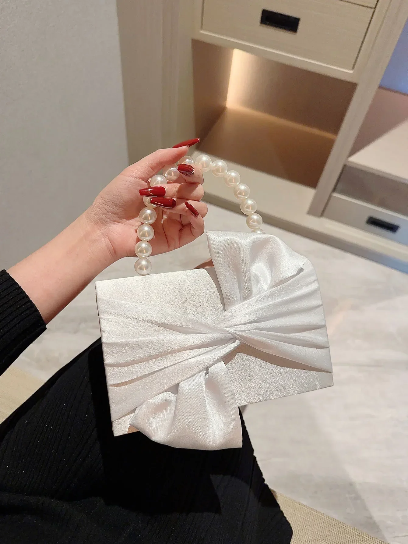 Lady Exquisite Flower Evening Bag white Wedding Bag Faux Pearl Handheld Banquet Bag Evening Bag Party Bag Prom Bag Dress Bag
Lady Exquisite Flower Evening Bag white Wedding Bag Faux Pearl Handheld Banquet Bag Evening Bag Party Bag Prom Bag Dress Bag
