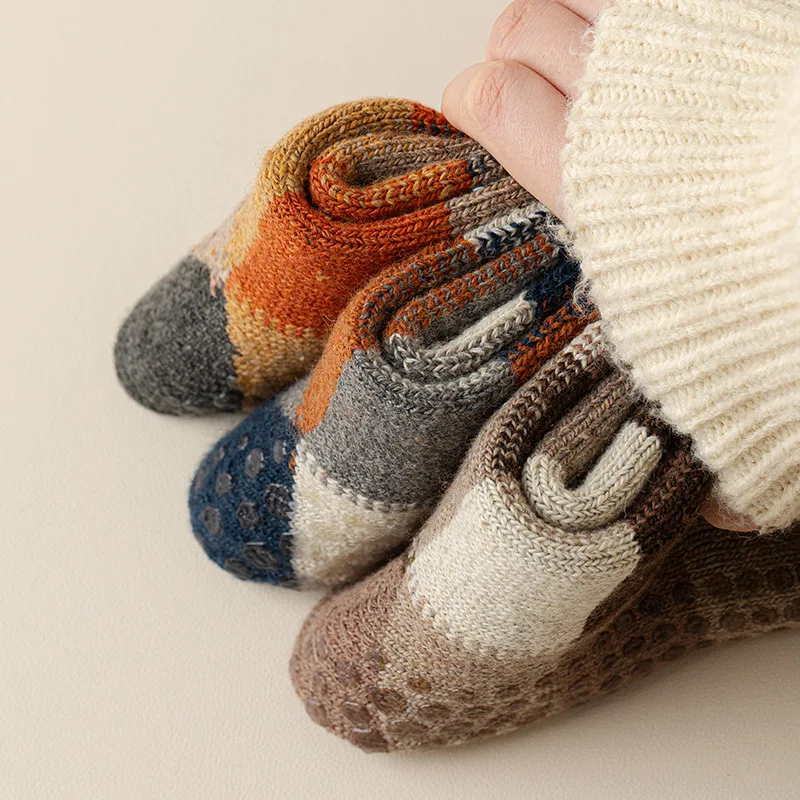 Men's Wool Circle Mid-tube Socks Foot Non-slip Spot Plaid Towel Socks and Fleece Thickened Warm Wool Mid-tube Socks
Men's Wool Circle Mid-tube Socks Foot Non-slip Spot Plaid Towel Socks and Fleece Thickened Warm Wool Mid-tube Socks